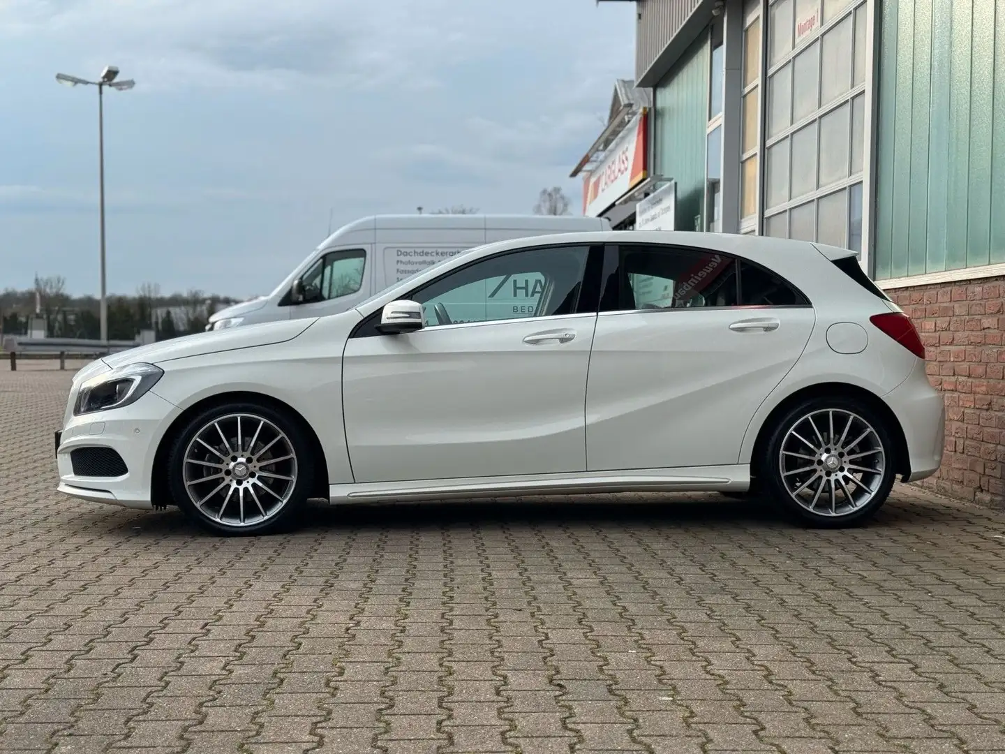 Mercedes-Benz A 180 A-Klasse A180 Automatik AMG-Line 19000Km 1.HAND* Weiß - 2