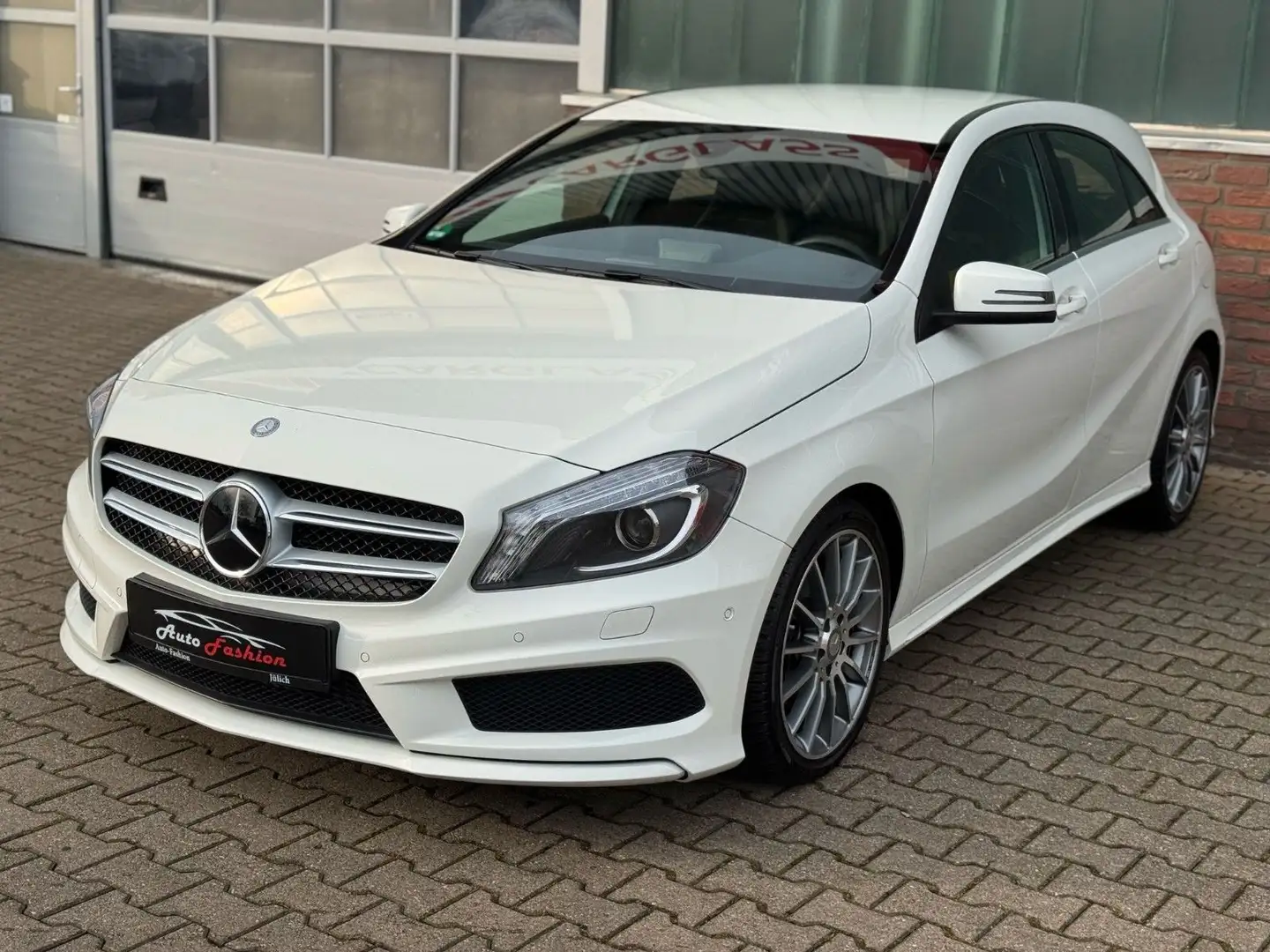 Mercedes-Benz A 180 A-Klasse A180 Automatik AMG-Line 19000Km 1.HAND* Weiß - 1