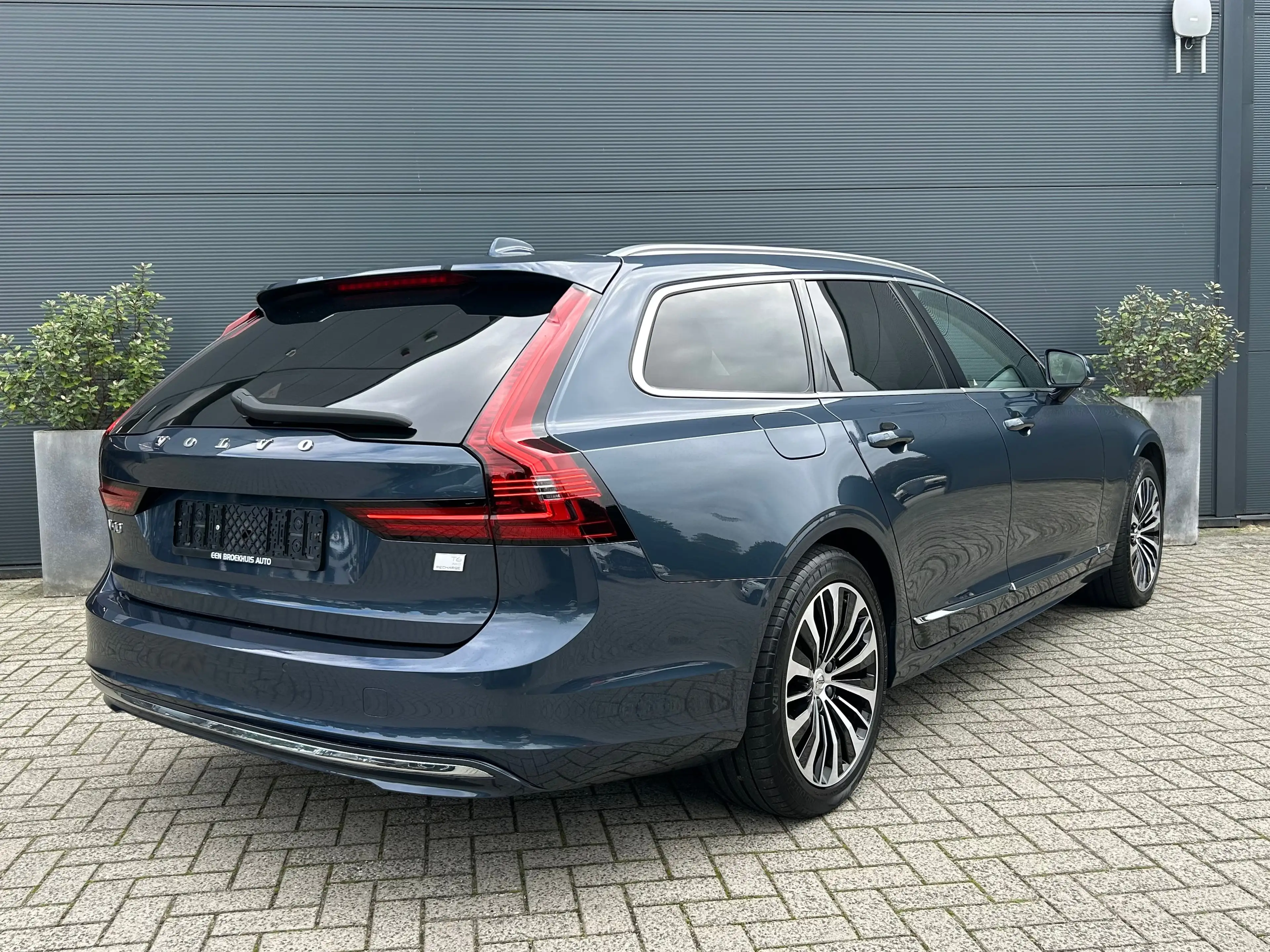 Volvo V90 Long Range 2.0 T6 Plug-in hybrid AWD Core Bright | — photo 2