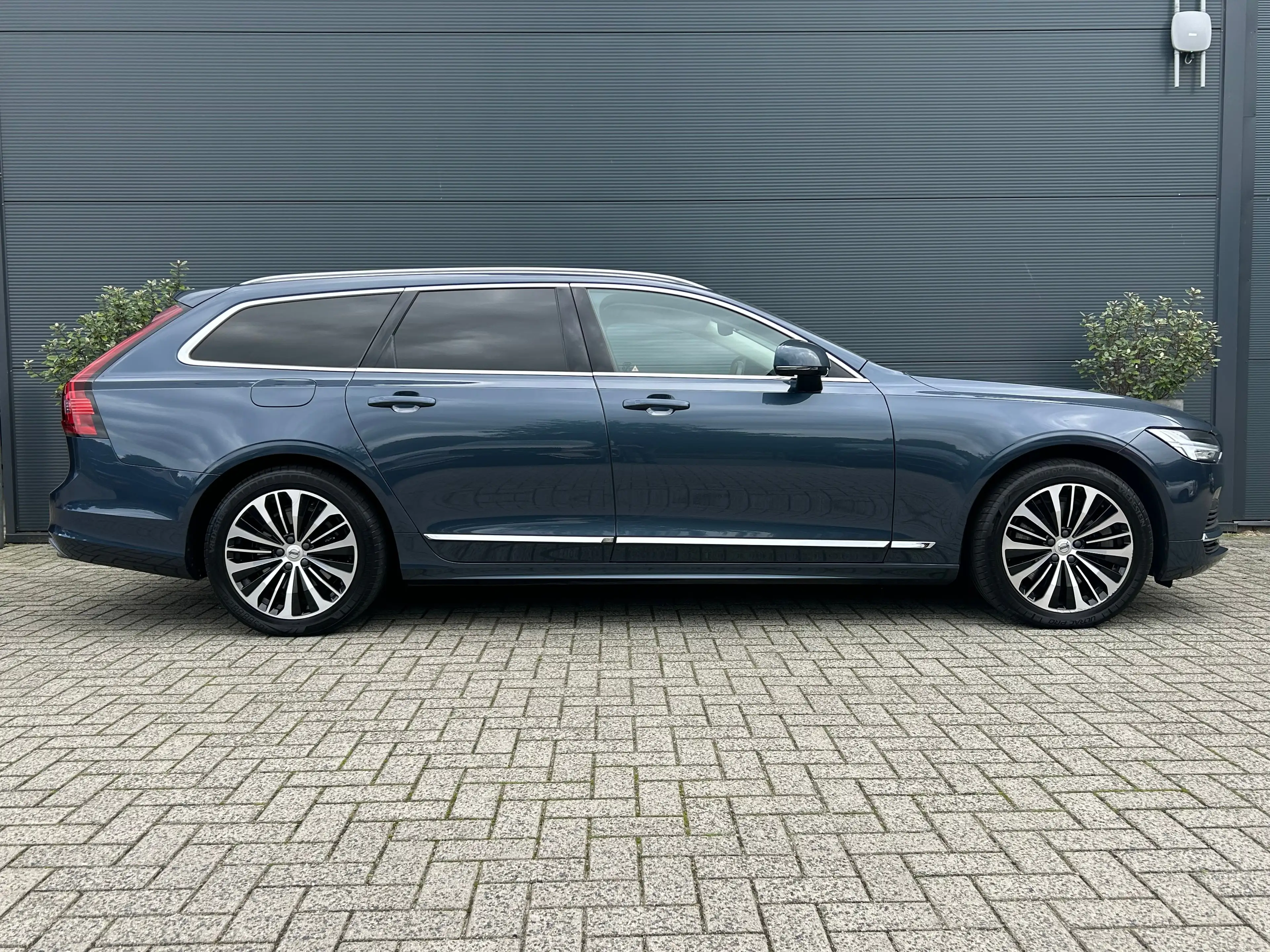 Volvo V90 Long Range 2.0 T6 Plug-in hybrid AWD Core Bright | — photo 3