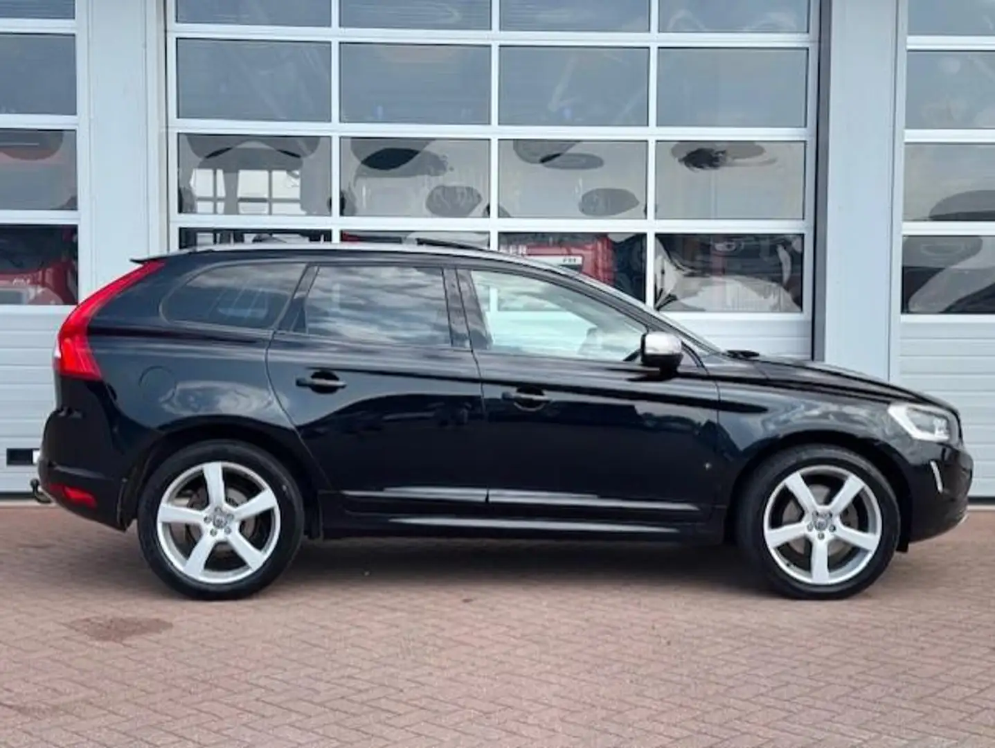Volvo XC60 2.0 D4 FWD Summum - Panorama dak - Trekhaak - LED Noir - 2