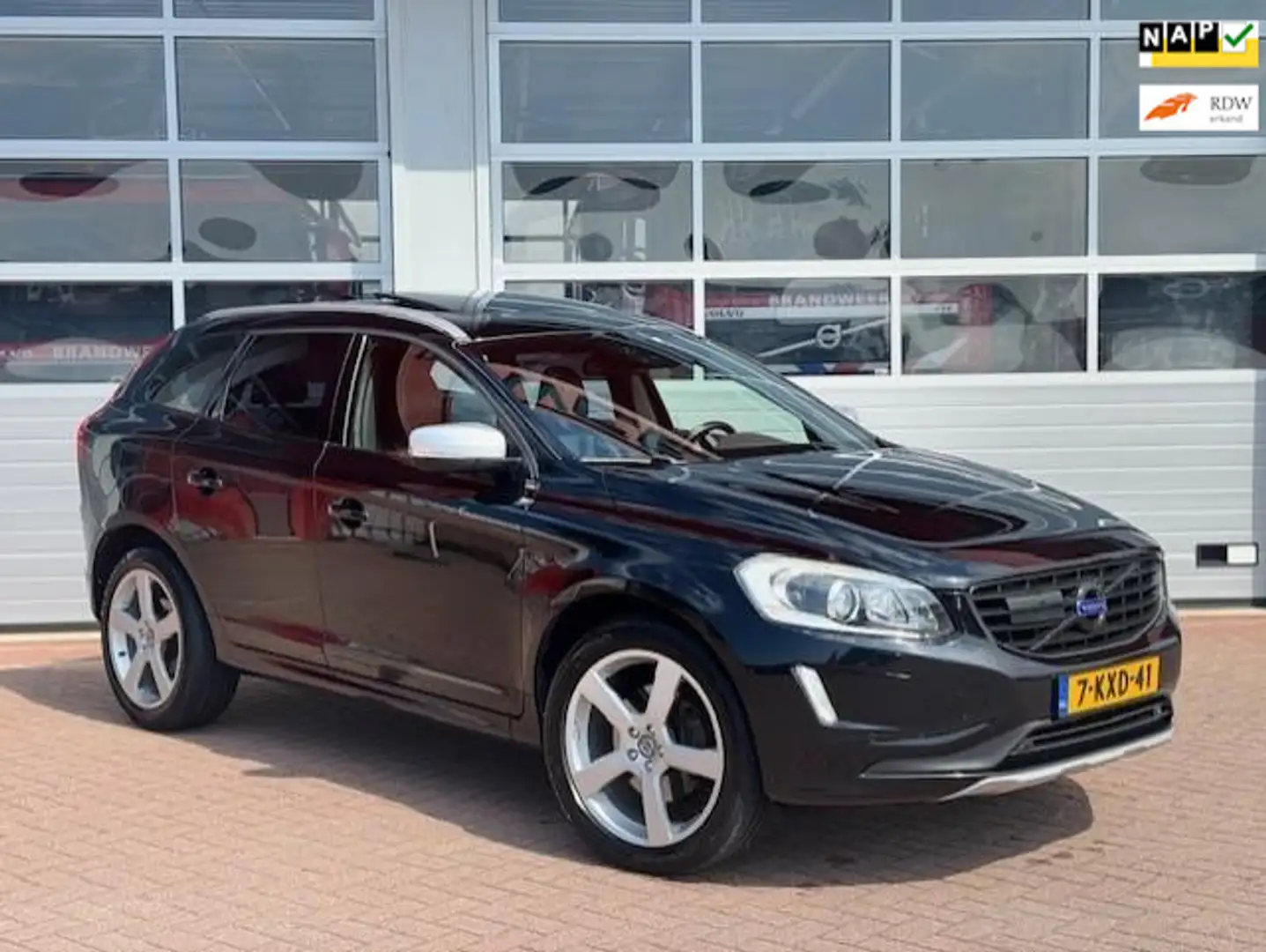 Volvo XC60 2.0 D4 FWD Summum - Panorama dak - Trekhaak - LED Noir - 1