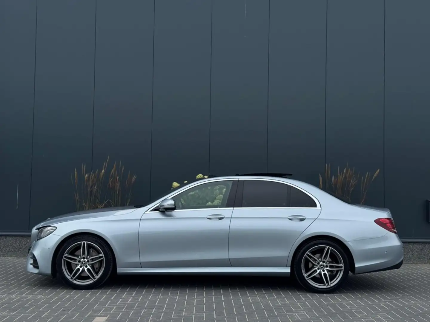 Mercedes-Benz E 220 d AMG FULL OPTIES NAVI WIDESCREEN SFEERVERL 360 CA Gris - 2