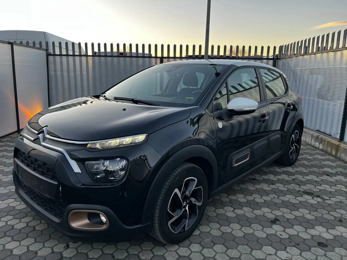 Citroen C3 1.2 puretech C-Series s Noir - 1