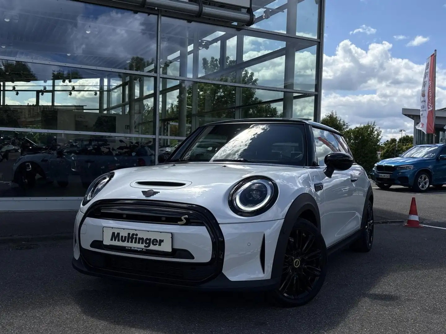 MINI Cooper SE Yours Trim PanoDach HUD KomfZ Kamera DrivAs HiFi Weiß - 2