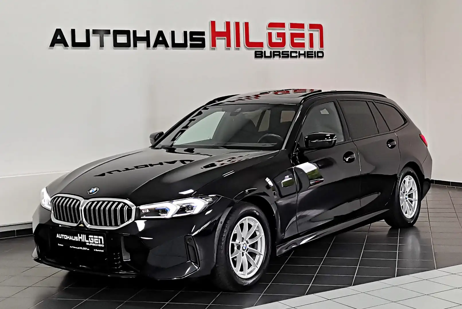 BMW 320 i Touring M Sport*AHK*Pano*R.Kamera*CarPlay Schwarz - 1