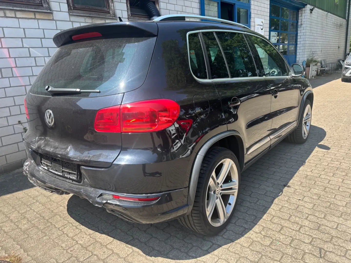 Volkswagen Tiguan R-Line Sport & Style 4Motion Zwart - 2