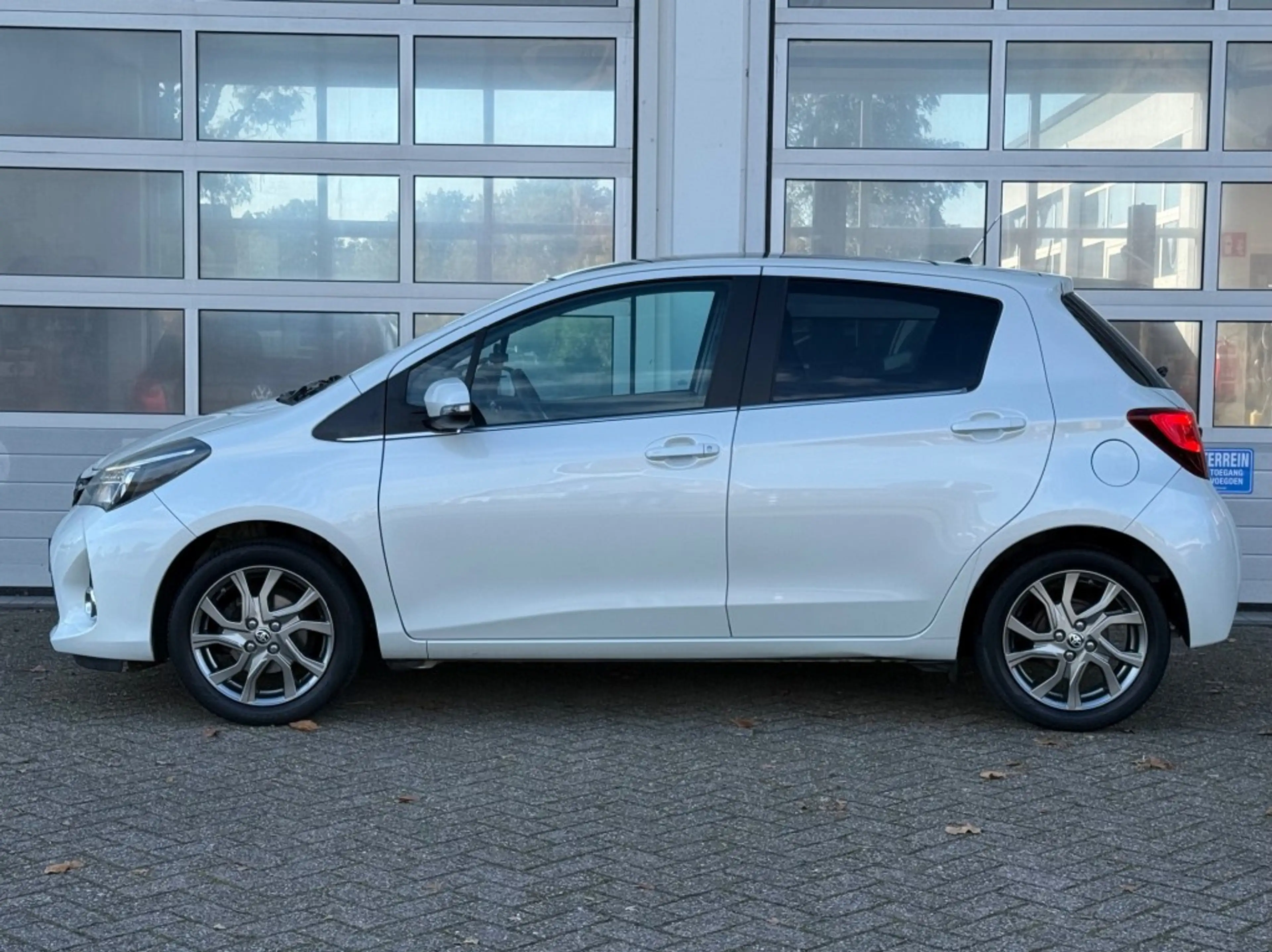 Toyota Yaris 1.3 VVT-i Lounge 5-Drs Navi Cruise Camera Pano — photo 3