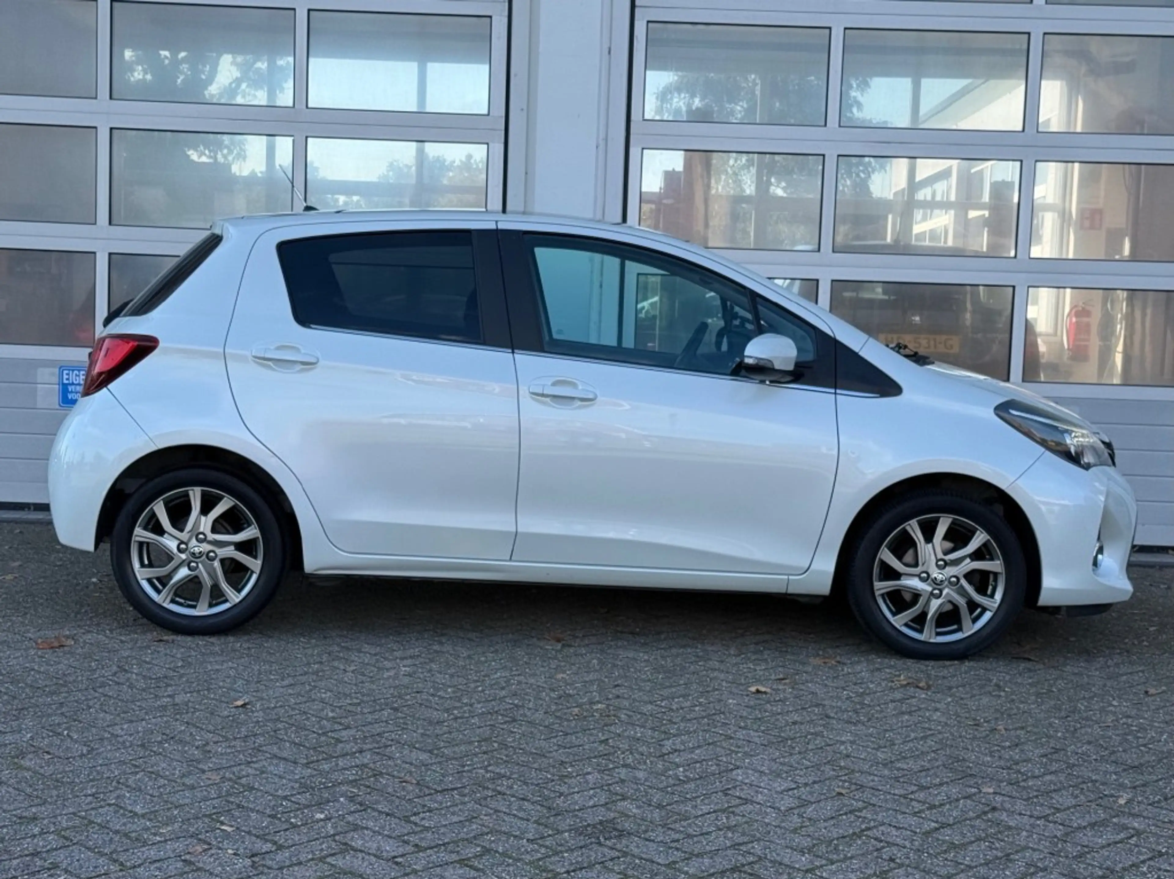 Toyota Yaris 1.3 VVT-i Lounge 5-Drs Navi Cruise Camera Pano — photo 6