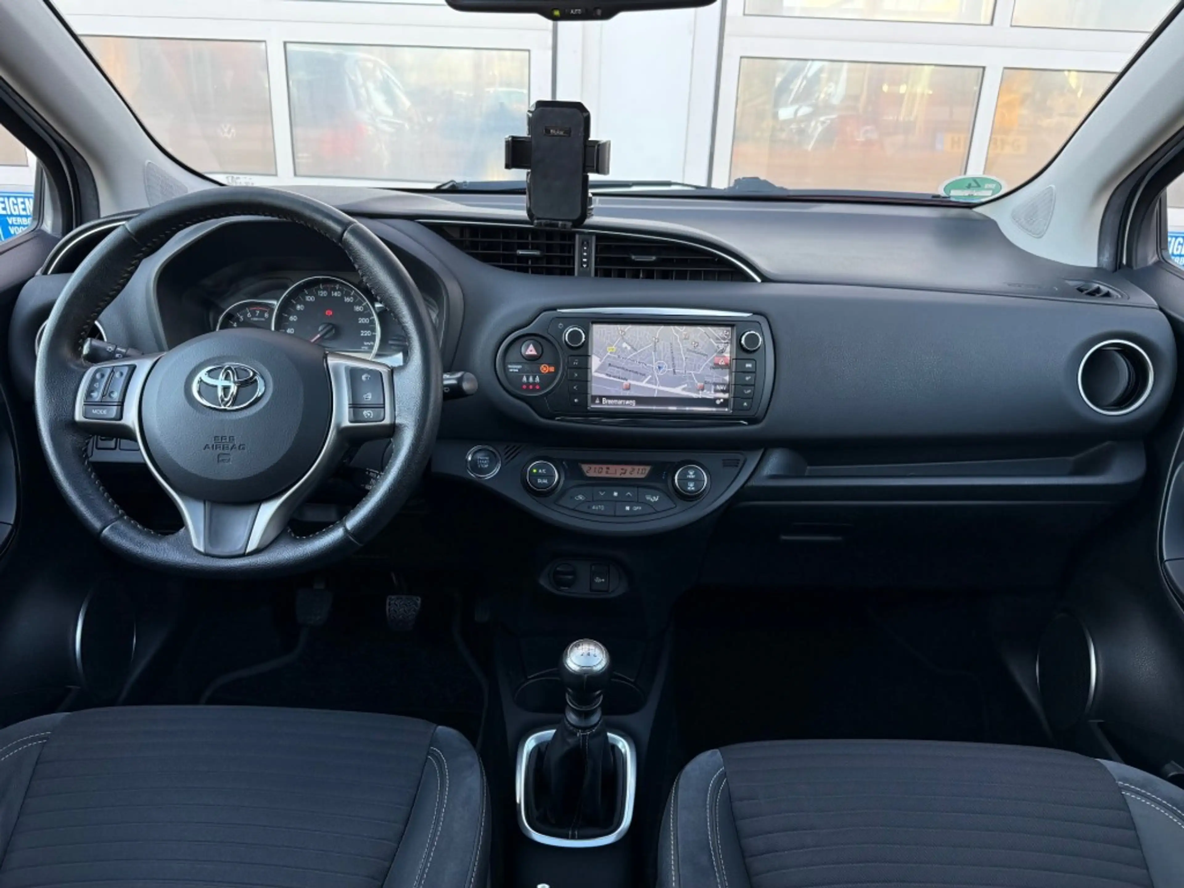 Toyota Yaris 1.3 VVT-i Lounge 5-Drs Navi Cruise Camera Pano — photo 12