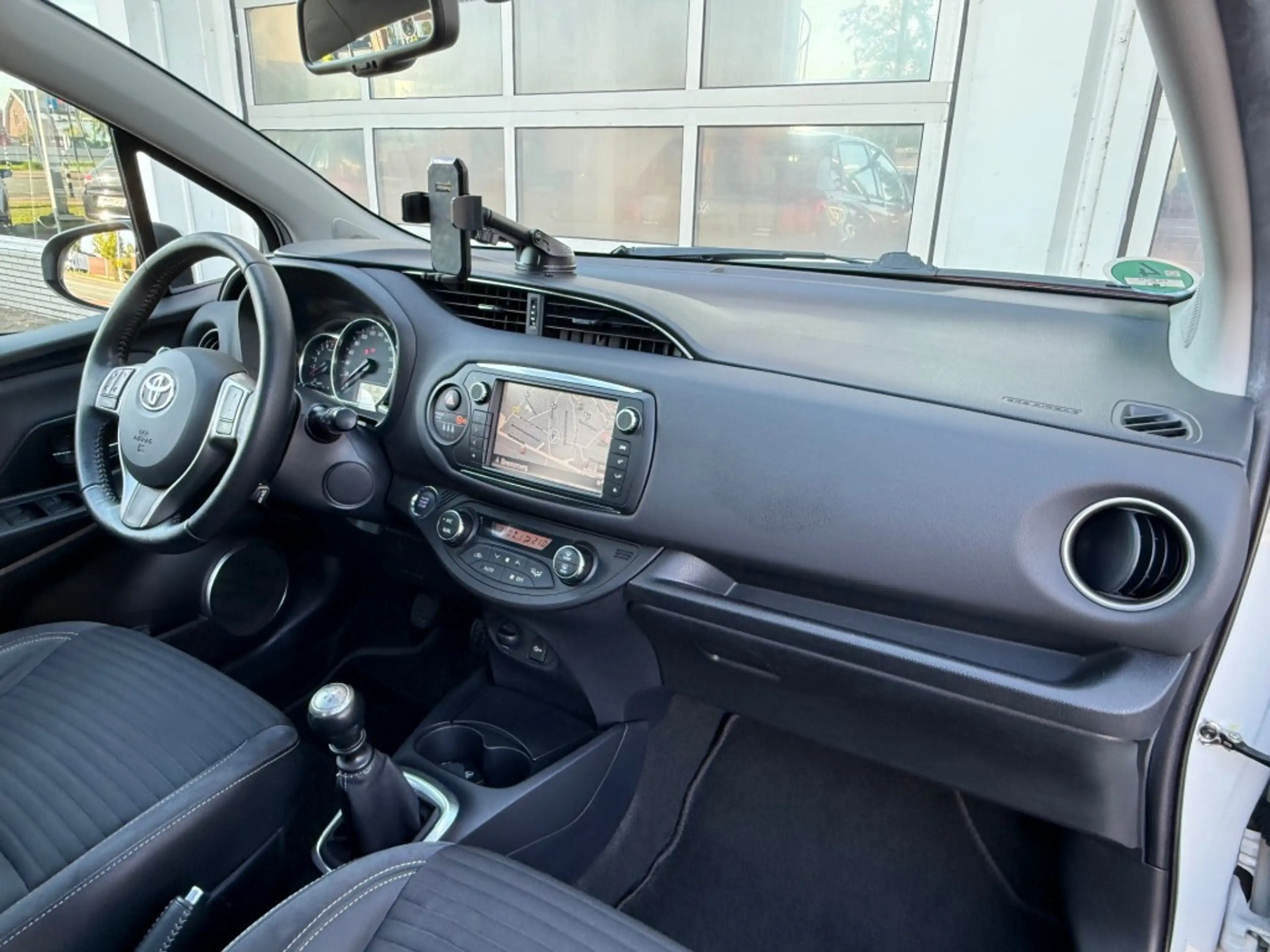 Toyota Yaris 1.3 VVT-i Lounge 5-Drs Navi Cruise Camera Pano — photo 10