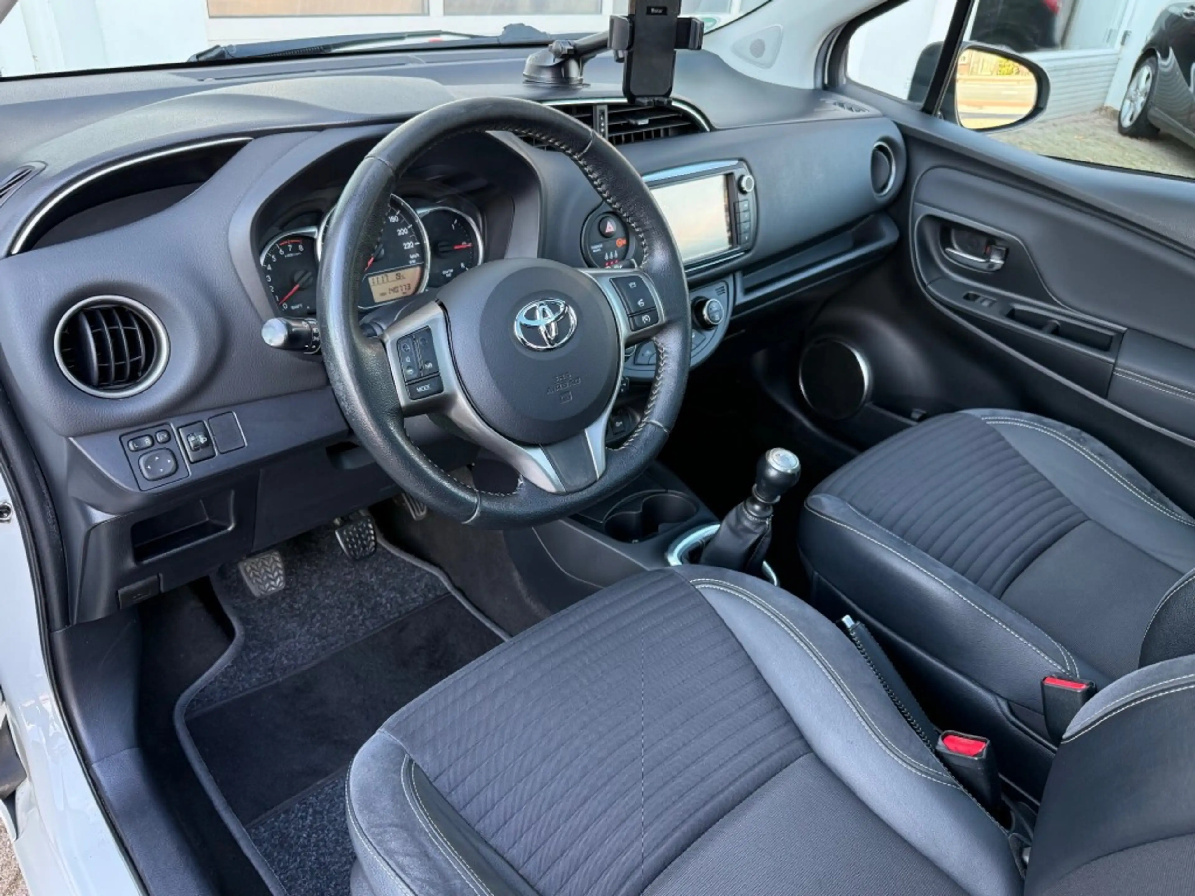 Toyota Yaris 1.3 VVT-i Lounge 5-Drs Navi Cruise Camera Pano — photo 8
