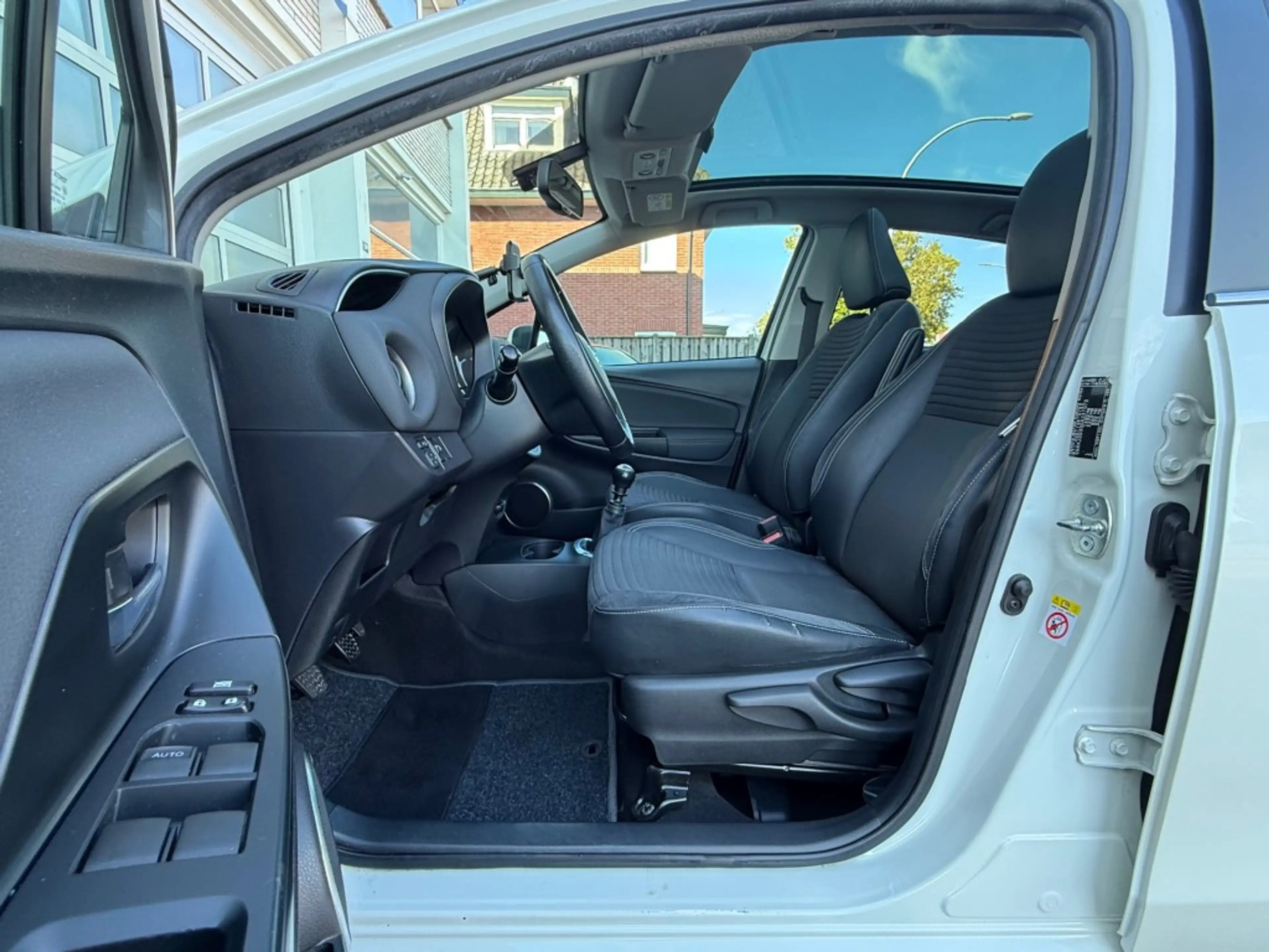 Toyota Yaris 1.3 VVT-i Lounge 5-Drs Navi Cruise Camera Pano — photo 9