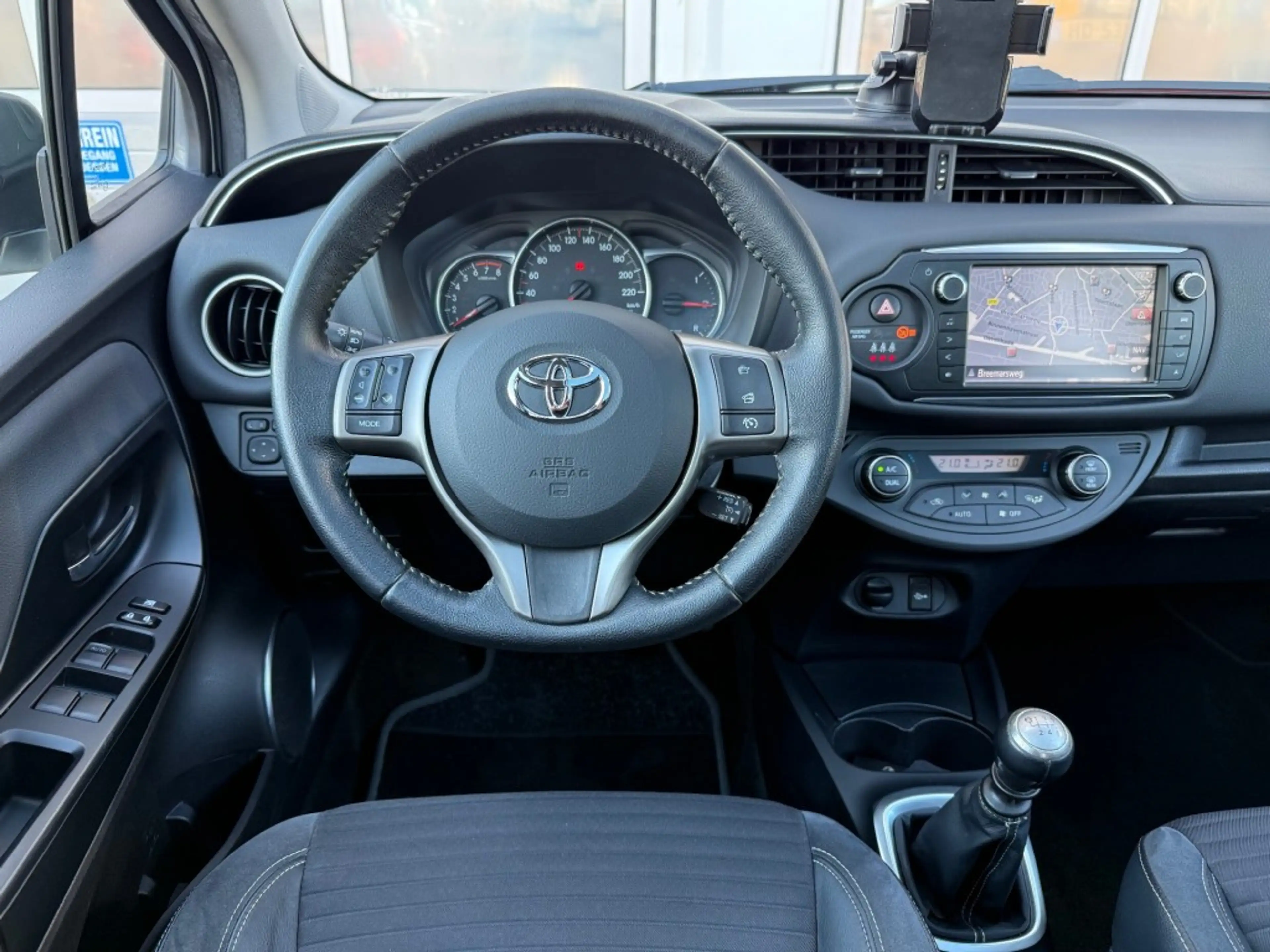 Toyota Yaris 1.3 VVT-i Lounge 5-Drs Navi Cruise Camera Pano — photo 2