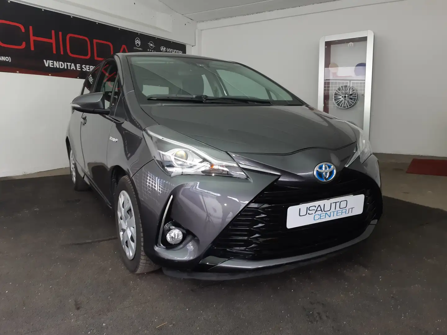 Toyota Yaris Yaris 5p 1.5h Active Срібний - 2