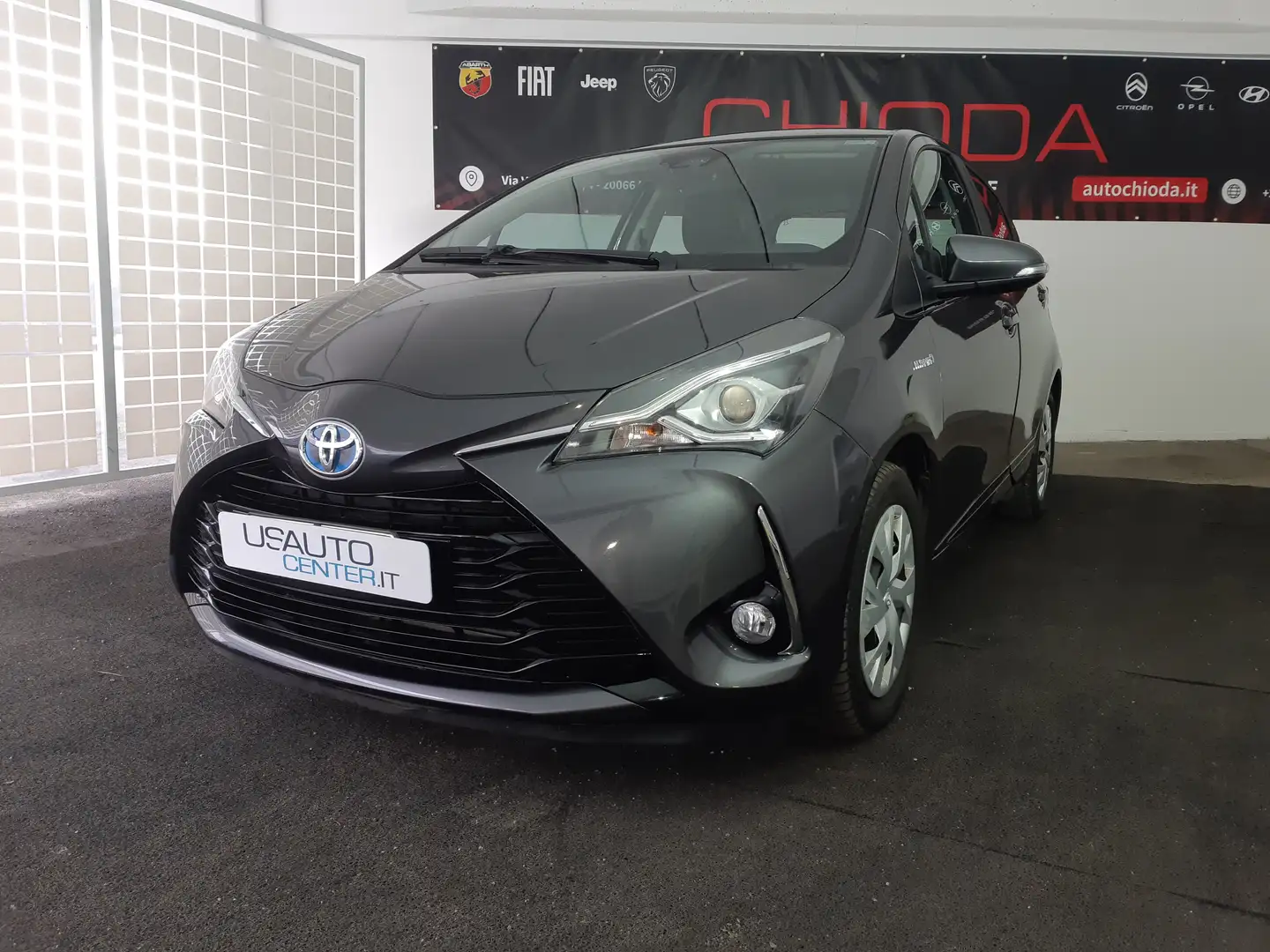 Toyota Yaris Yaris 5p 1.5h Active Срібний - 1