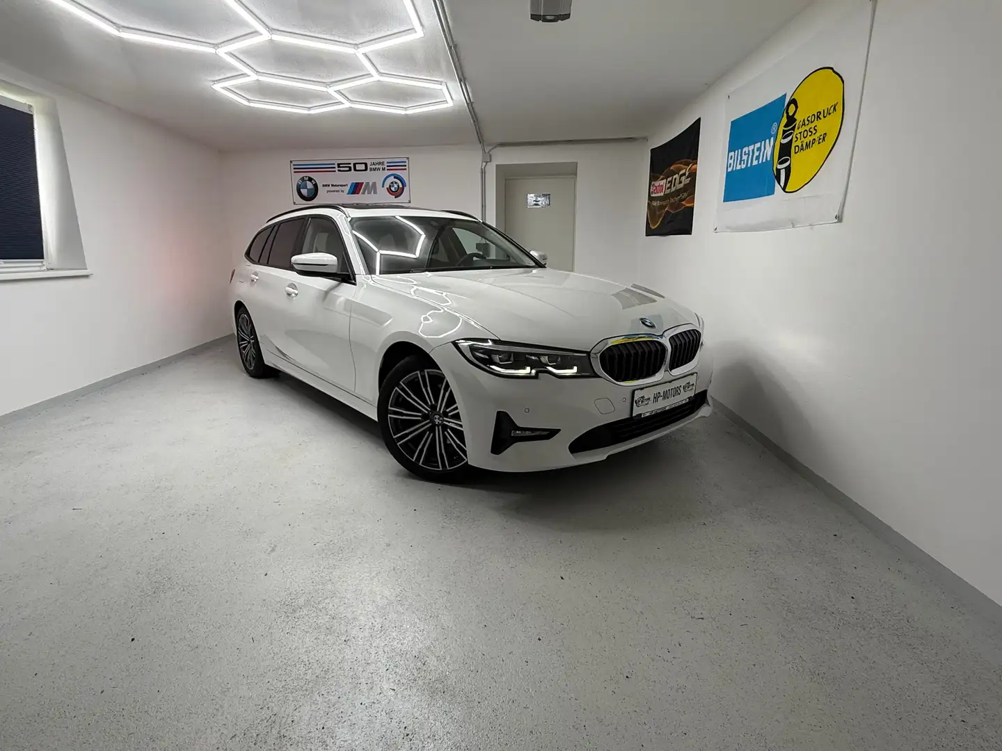 BMW 320 320 d *LED*AMBIENTE*GARANTIE*PANORAMADACH*SITZHEIZUNG* Weiß - 2