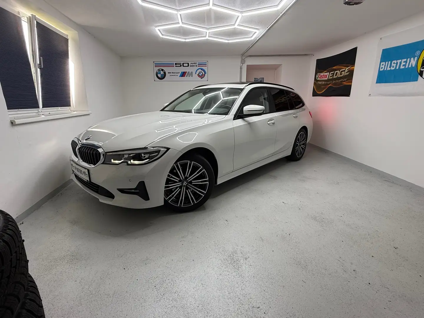 BMW 320 320 d *LED*AMBIENTE*GARANTIE*PANORAMADACH*SITZHEIZUNG* Weiß - 1