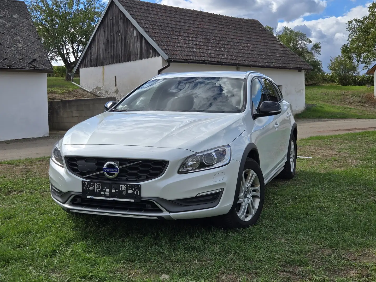 Volvo V60 Cross Country D3 Kinetic Geartronic - 1