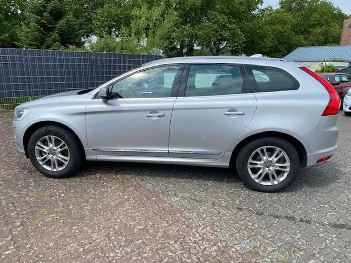 Volvo XC60 D5 Summum AWD Leder Xenon Plateado - 1