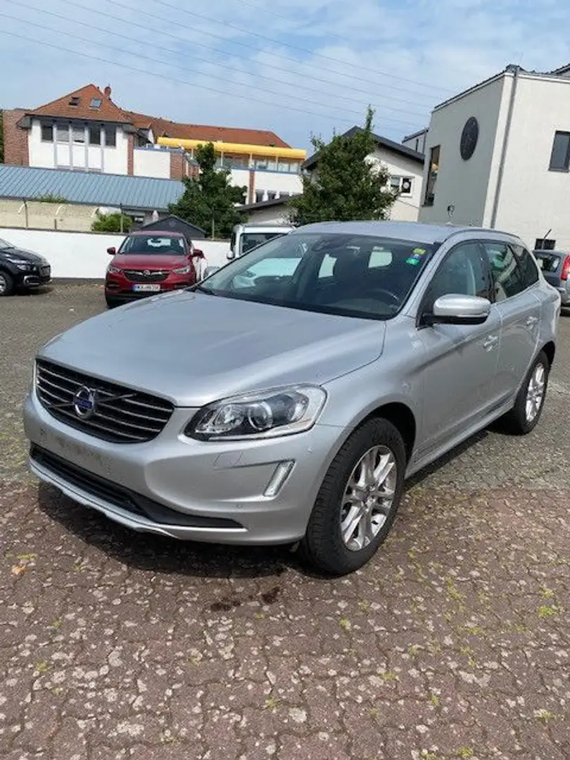 Volvo XC60 D5 Summum AWD Leder Xenon Plateado - 2