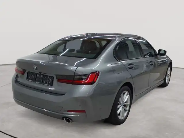 BMW 3 Series view 4