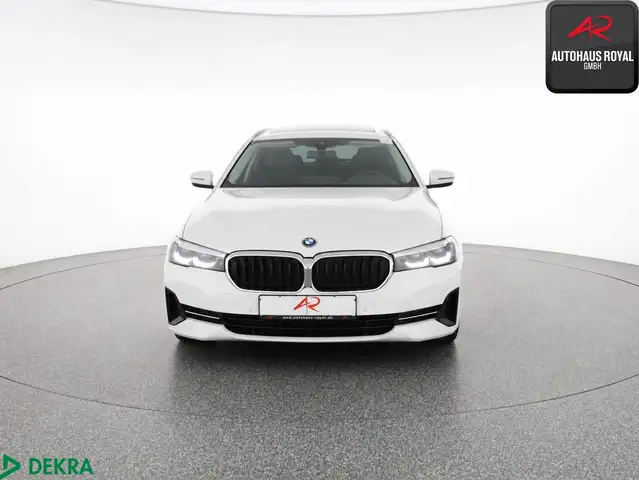 BMW 5 Series view 8