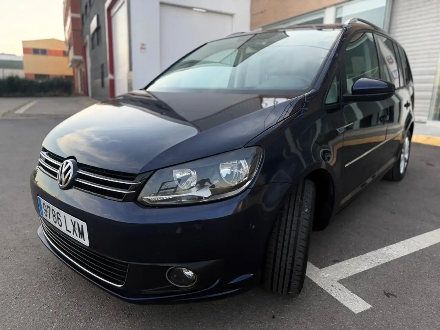 Volkswagen Touran 1.6TDI Advance DSG 105 Azul - 2