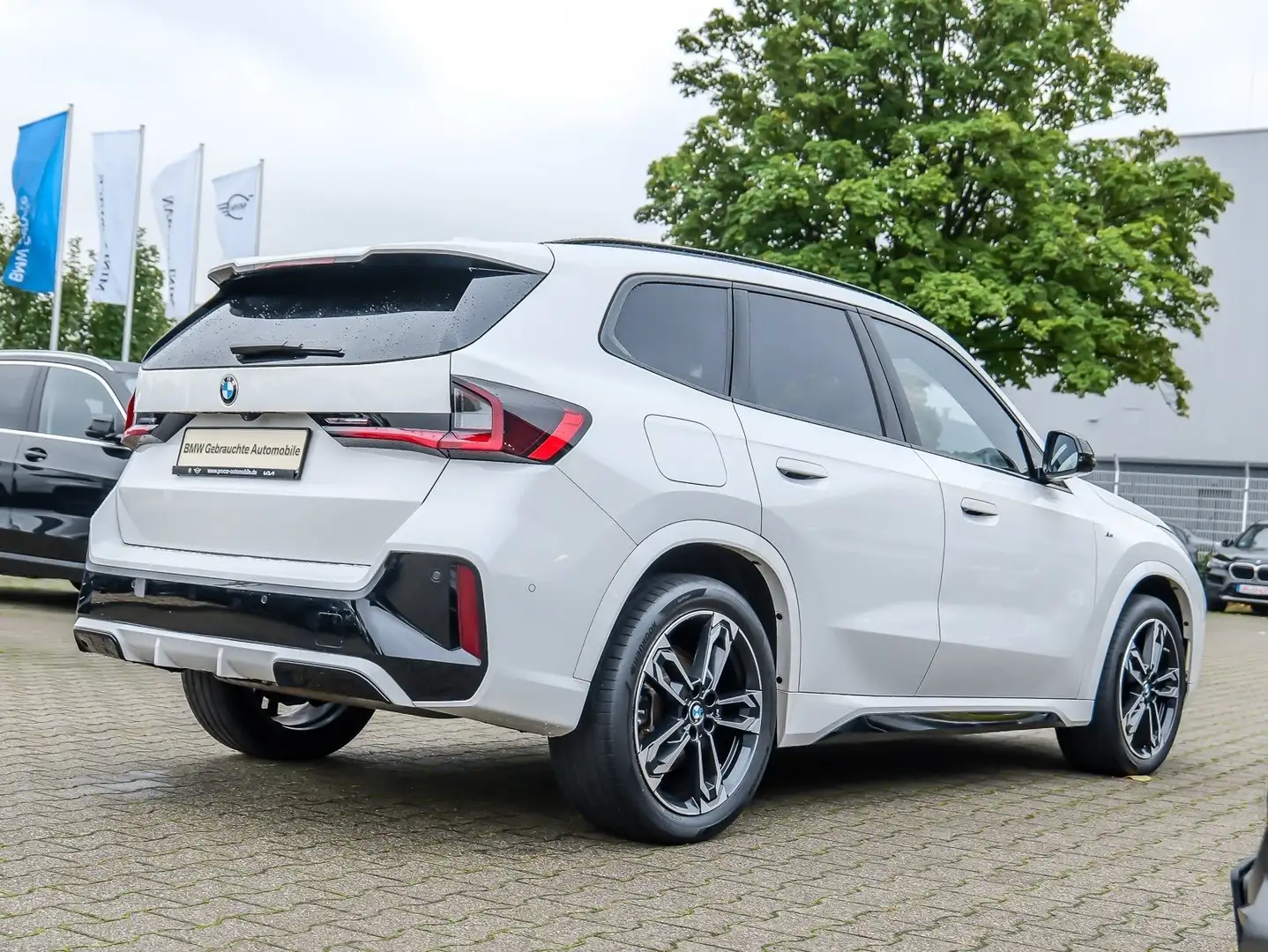 BMW X1 sDrive20i M Sport+HUD+PANO+ACC+AHK+RFK+NAVI+AKTIVS Schwarz - 2