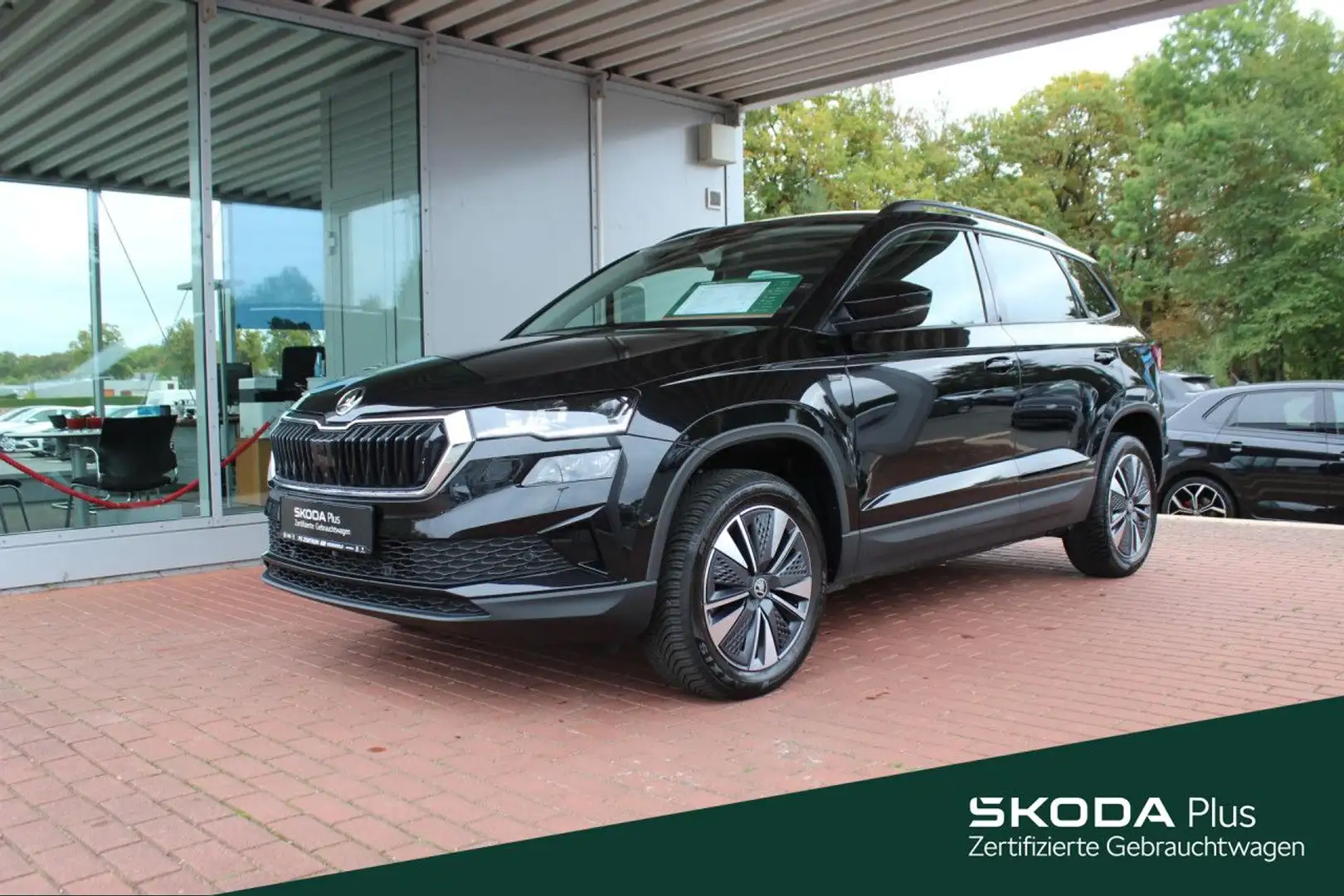 Skoda Karoq 1.5 TSI DSG Selection AHK 360cam MATRIX-LED Schwarz - 1