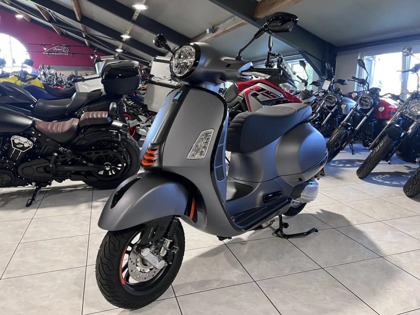 Vespa GTS Super Sport 125 Grijs - 2