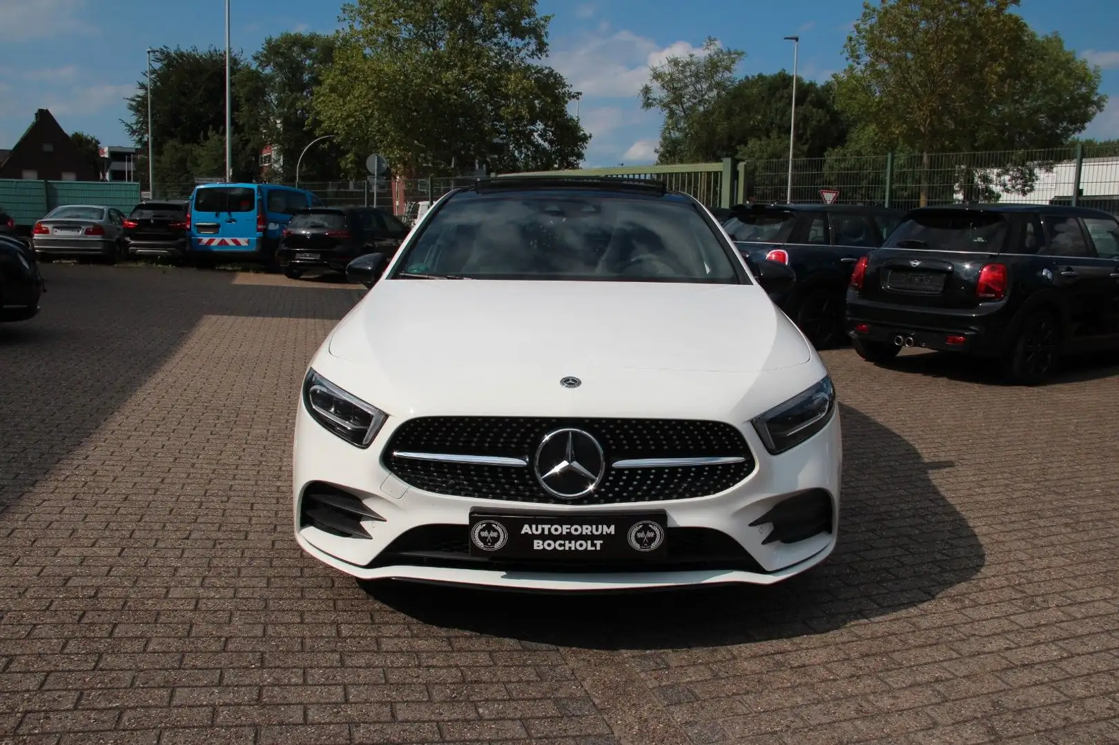Mercedes-Benz A 180 AMG Line, MBUX, Wide, Pano, Ambi, 360, LED Weiß - 1