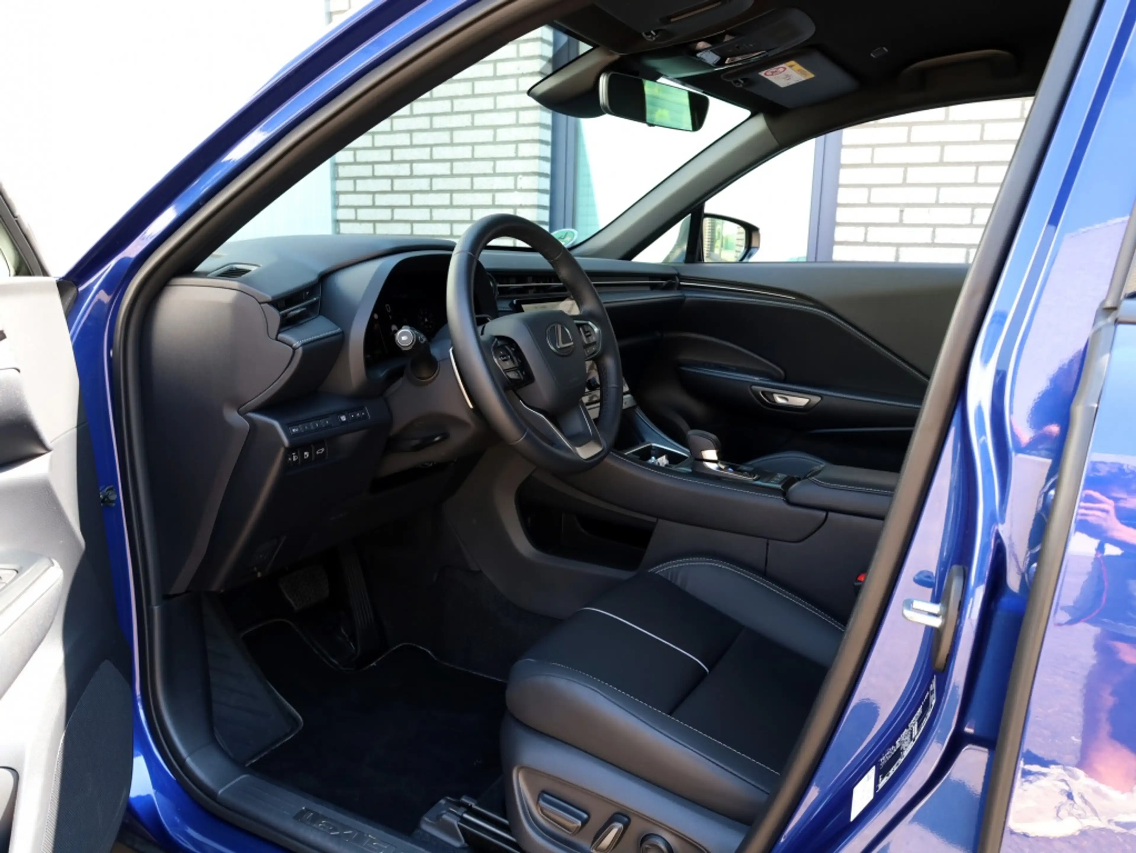 Lexus LBX Relax 2WD | Leder | Achterklep elektrisch | Memory — photo 3