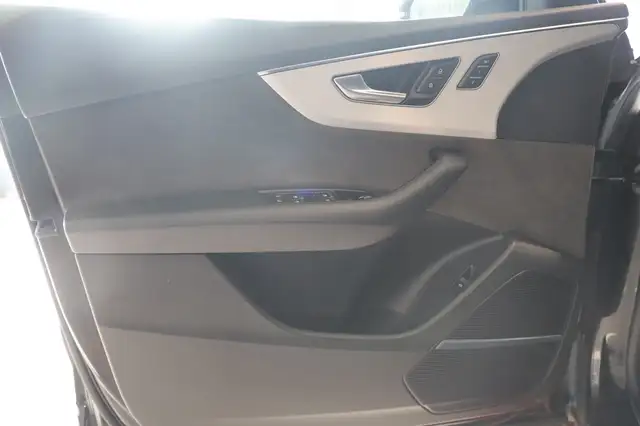 Audi Q8 view 12