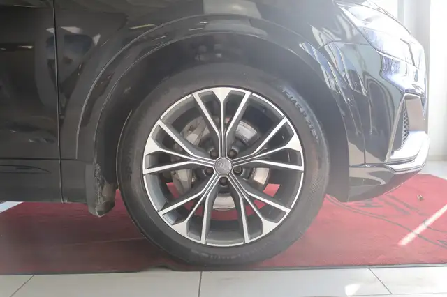 Audi Q8 view 9