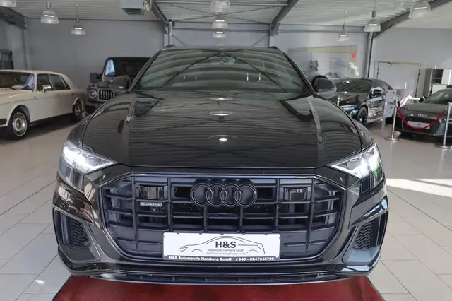 Audi Q8 view 11