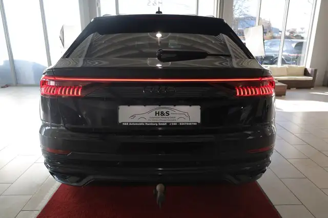 Audi Q8 view 4