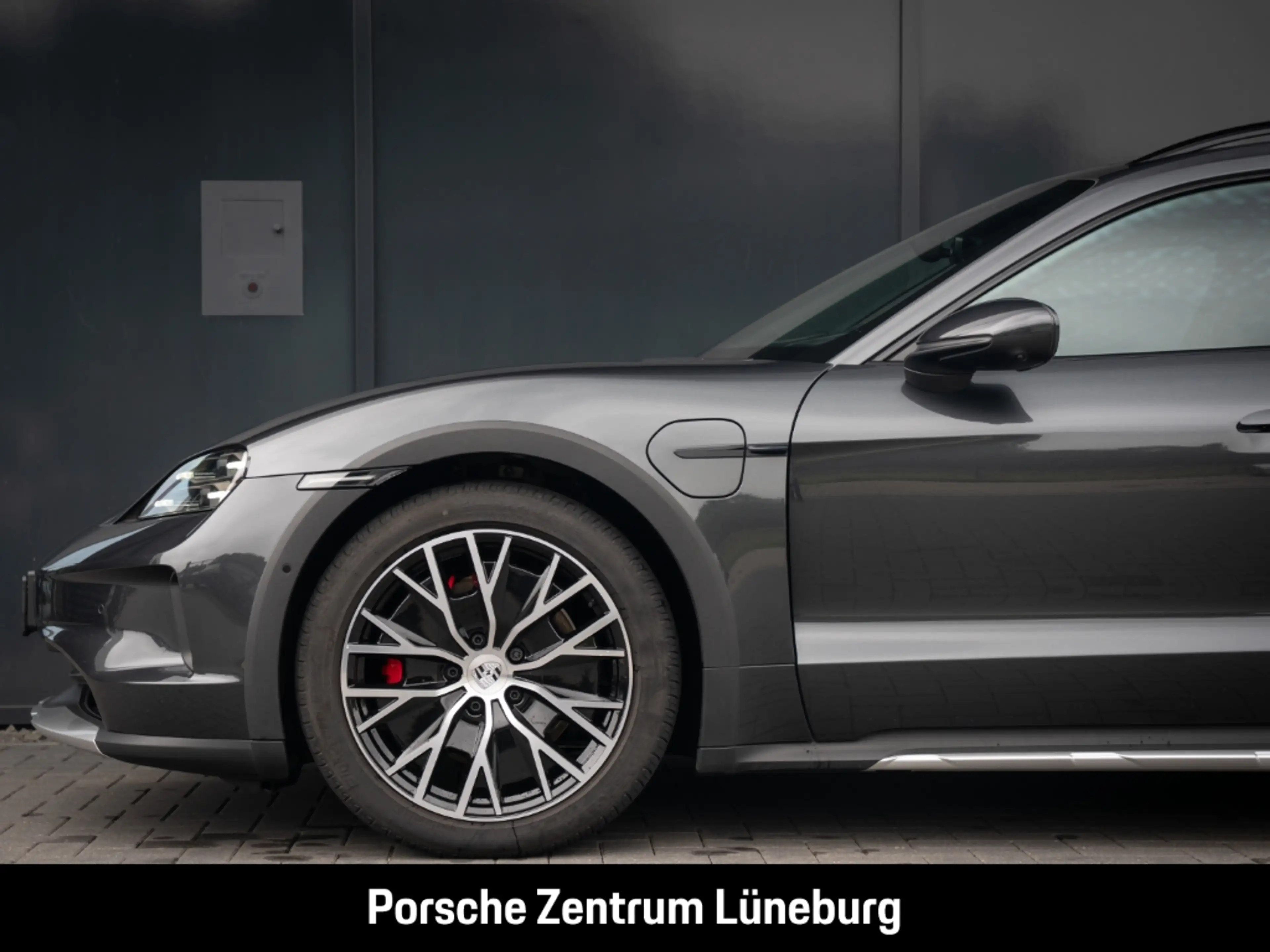 Porsche Taycan 4S Cross Turismo — photo 12
