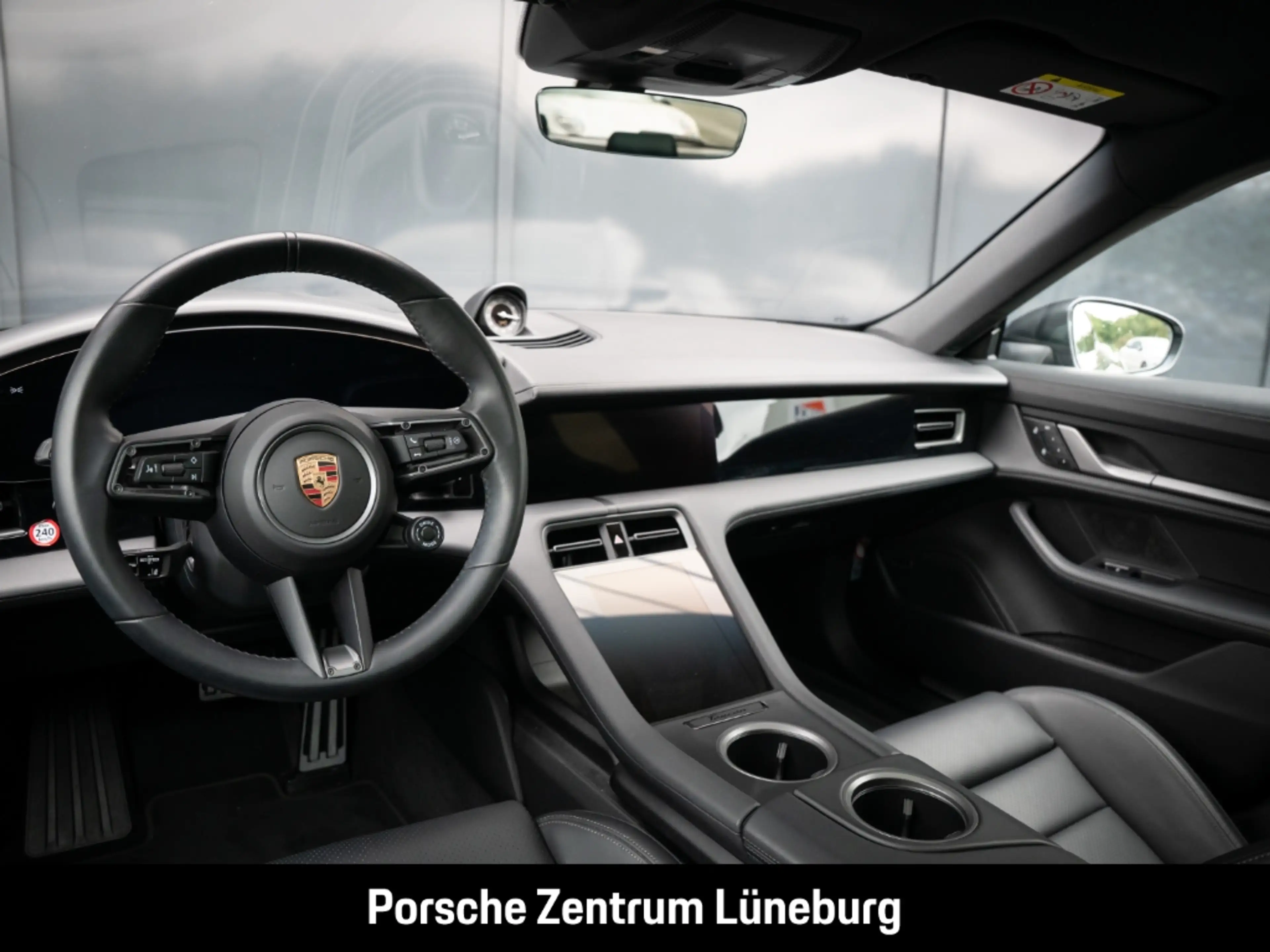 Porsche Taycan 4S Cross Turismo — photo 4