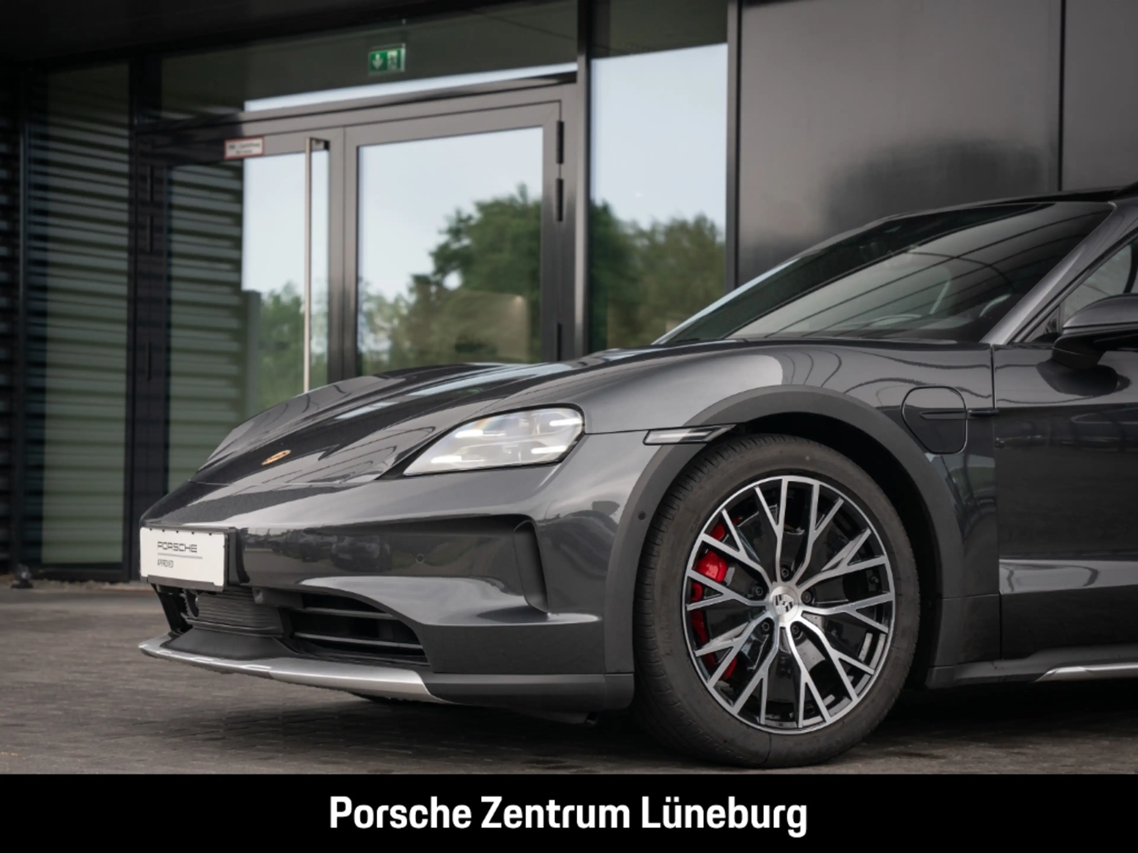 Porsche Taycan 4S Cross Turismo — photo 9