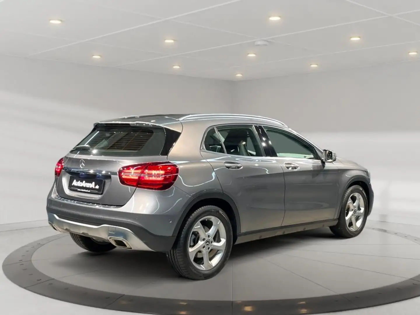 Mercedes-Benz GLA 180 Urban Urban+AHK+Cam+LED+Navi+Keyl+PTS Grau - 2