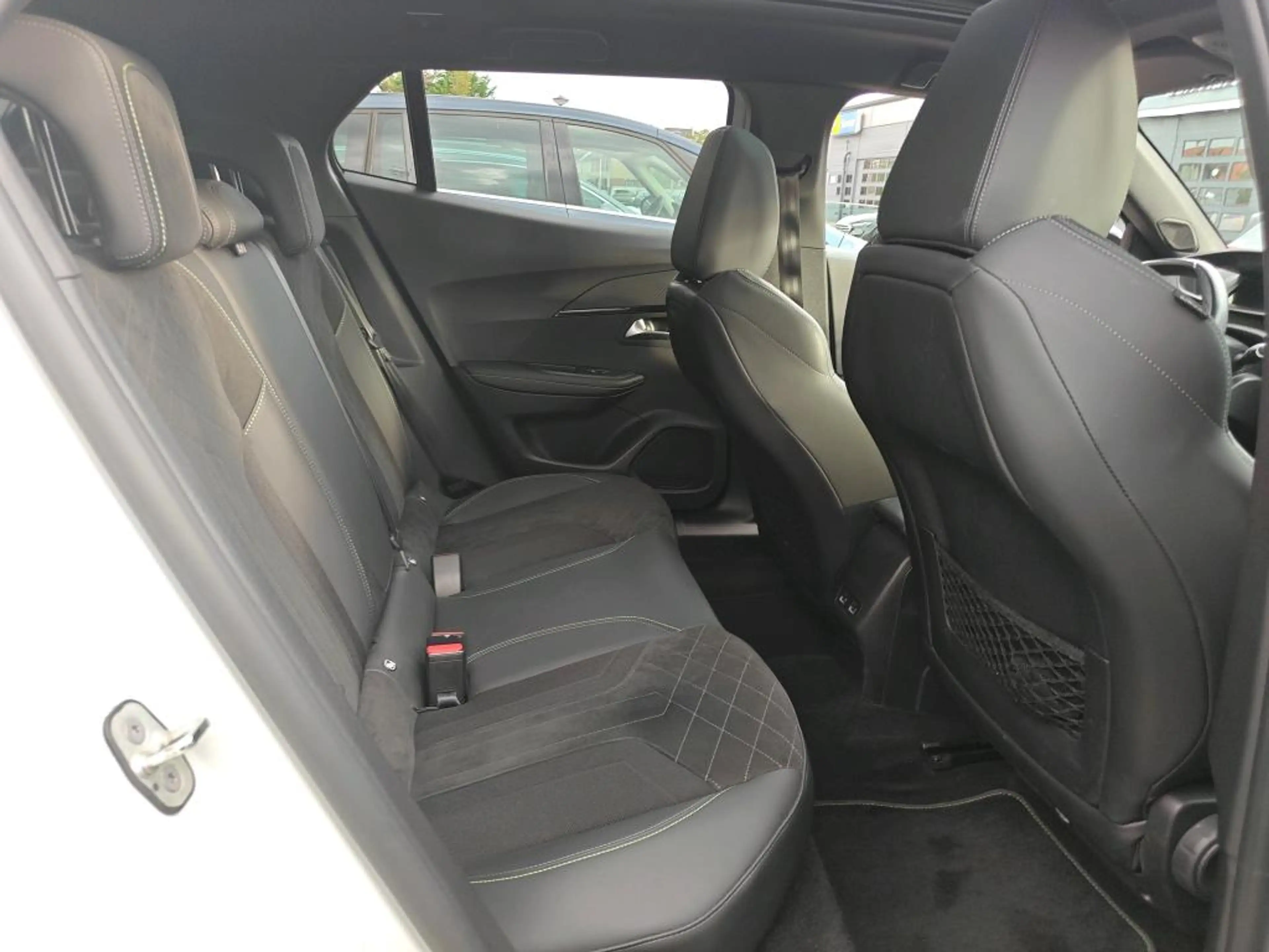 Peugeot e-2008 EV GT Pack 50 kWh | Fase 3 laden | Panorama/schuif — photo 9