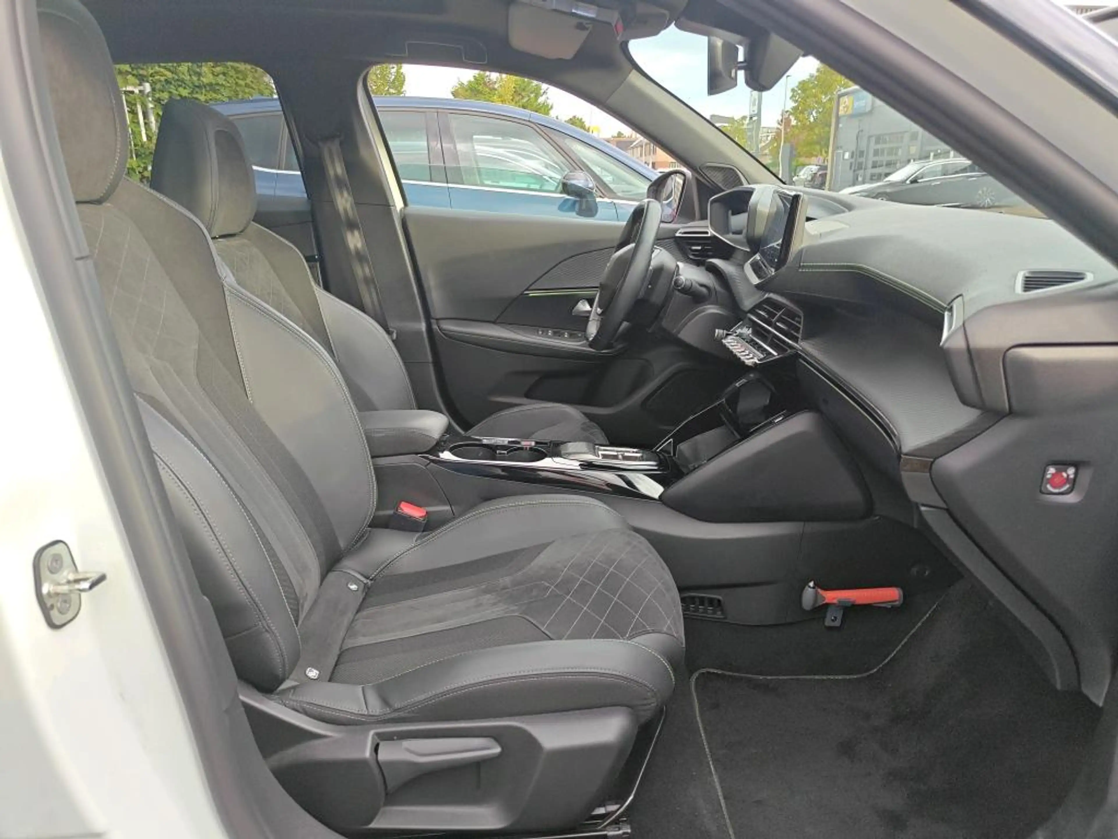 Peugeot e-2008 EV GT Pack 50 kWh | Fase 3 laden | Panorama/schuif — photo 8