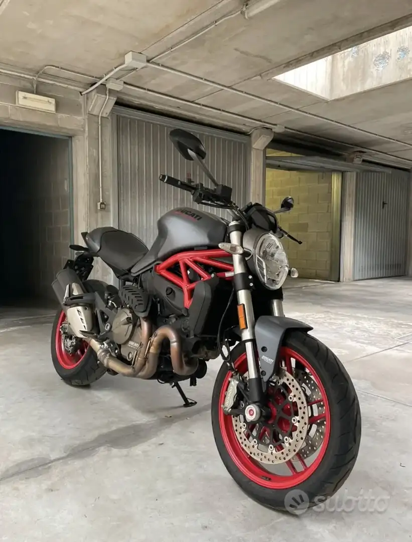 Ducati Monster 821 Dust Grey - 1