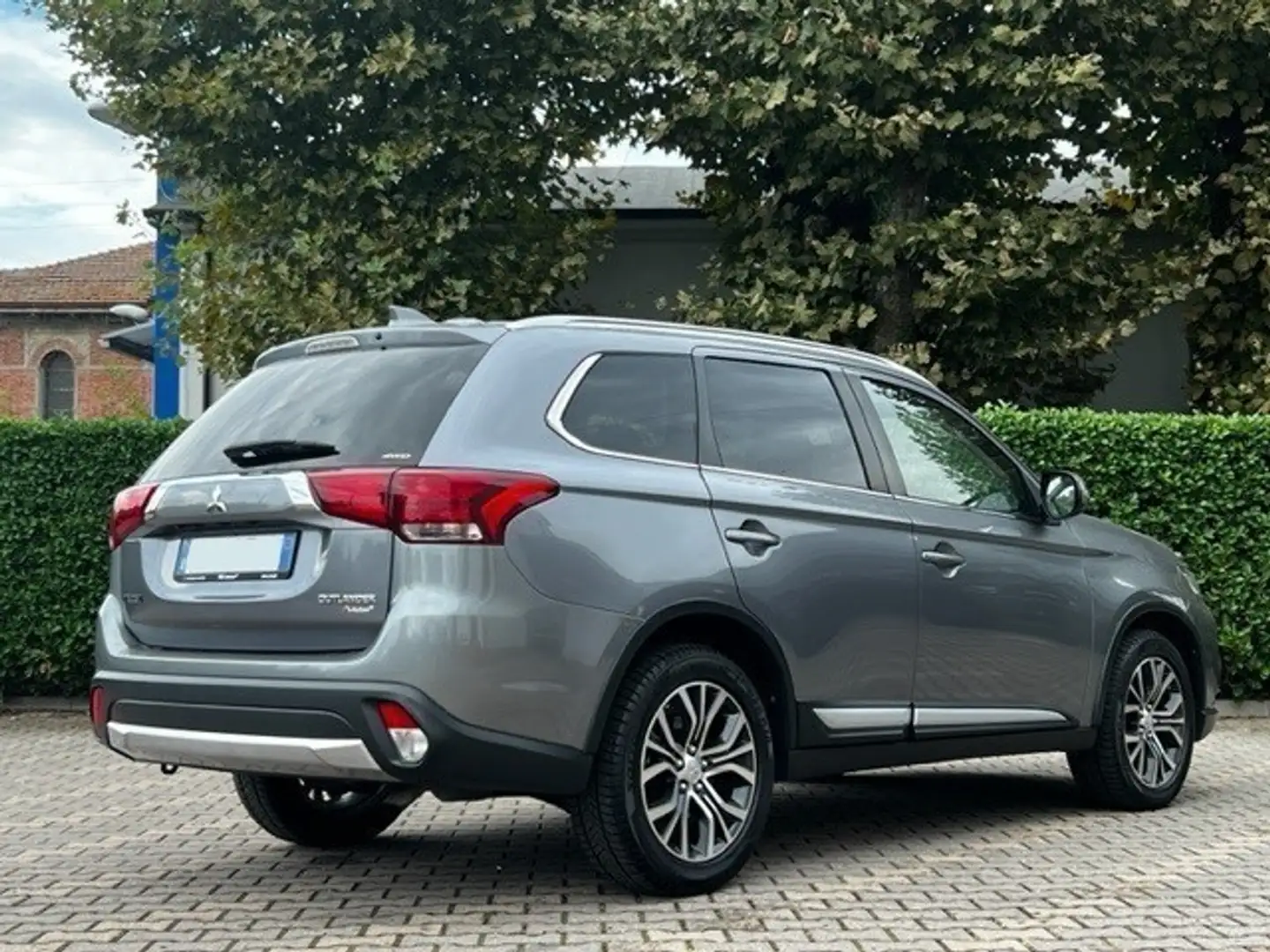 Mitsubishi Outlander 2.2 DI-D 4WD Instyle 7 posti Gris - 2