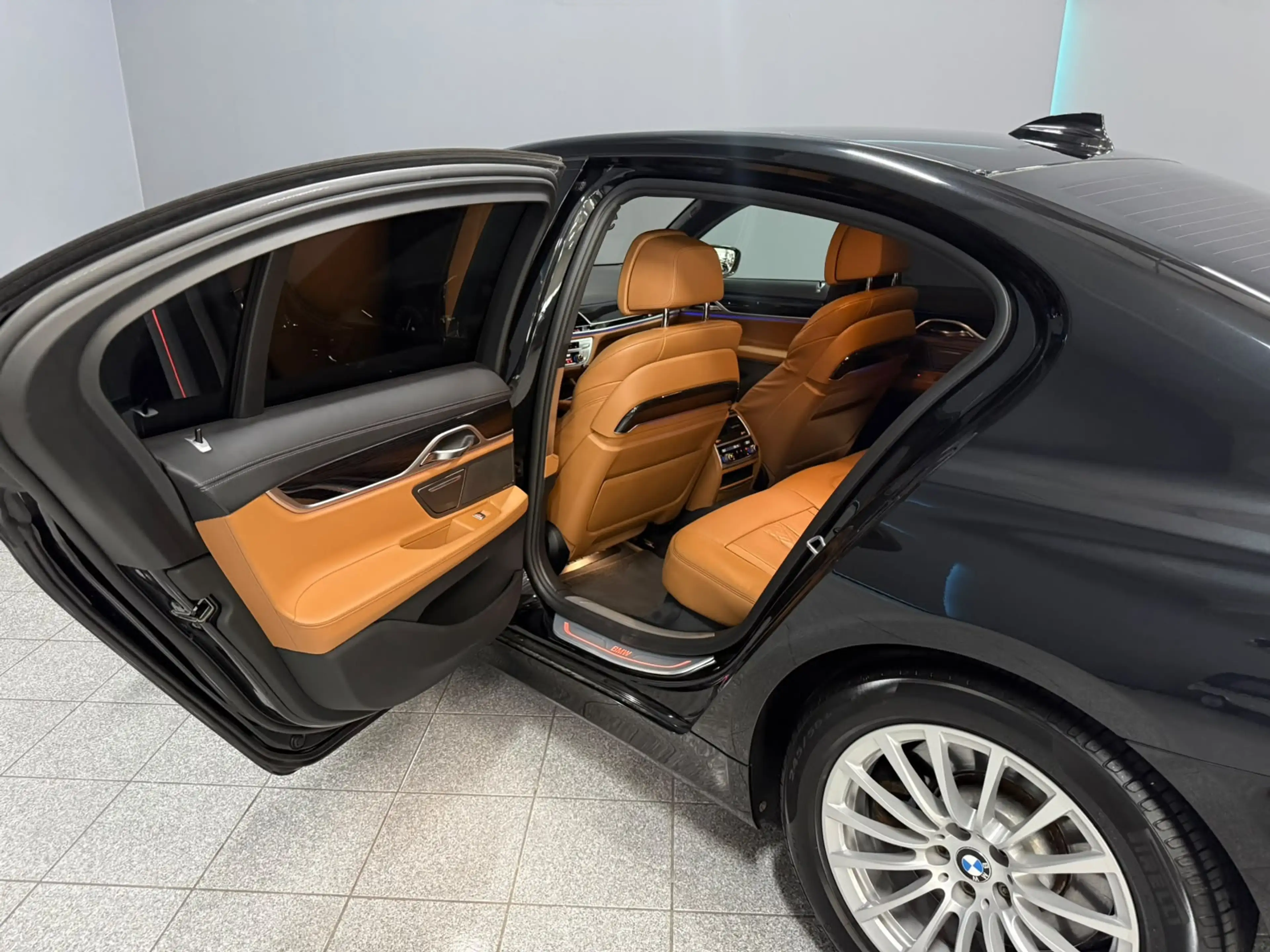 BMW 750 7-serie 750i xDrive High Executive | 449 pk | Blac — photo 24