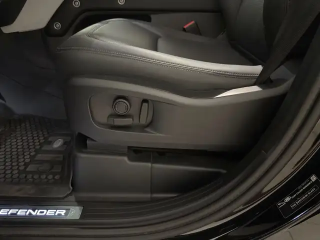 Land Rover Defender view 24