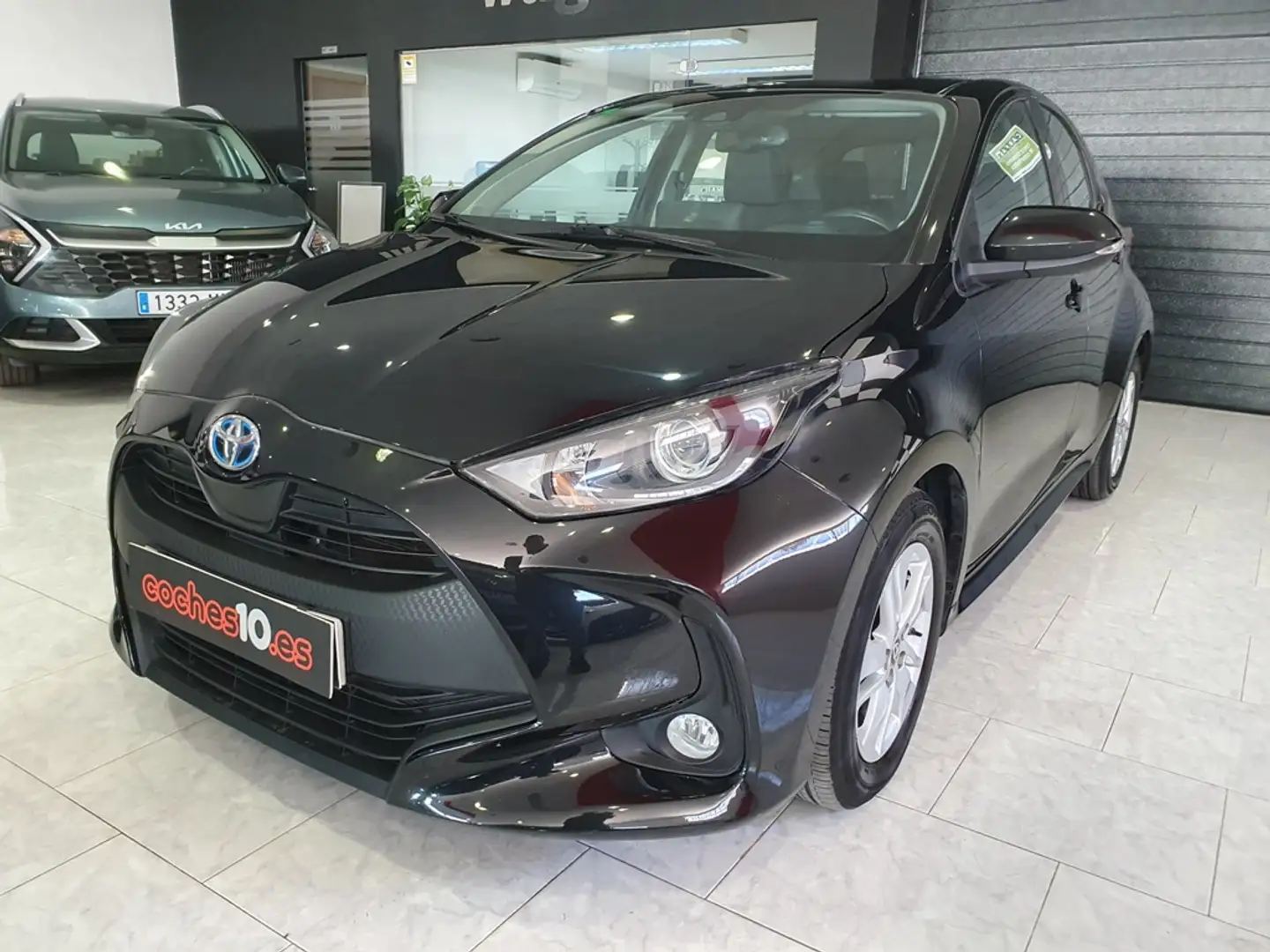 Toyota Yaris 120H 1.5 Active Tech Negro - 2