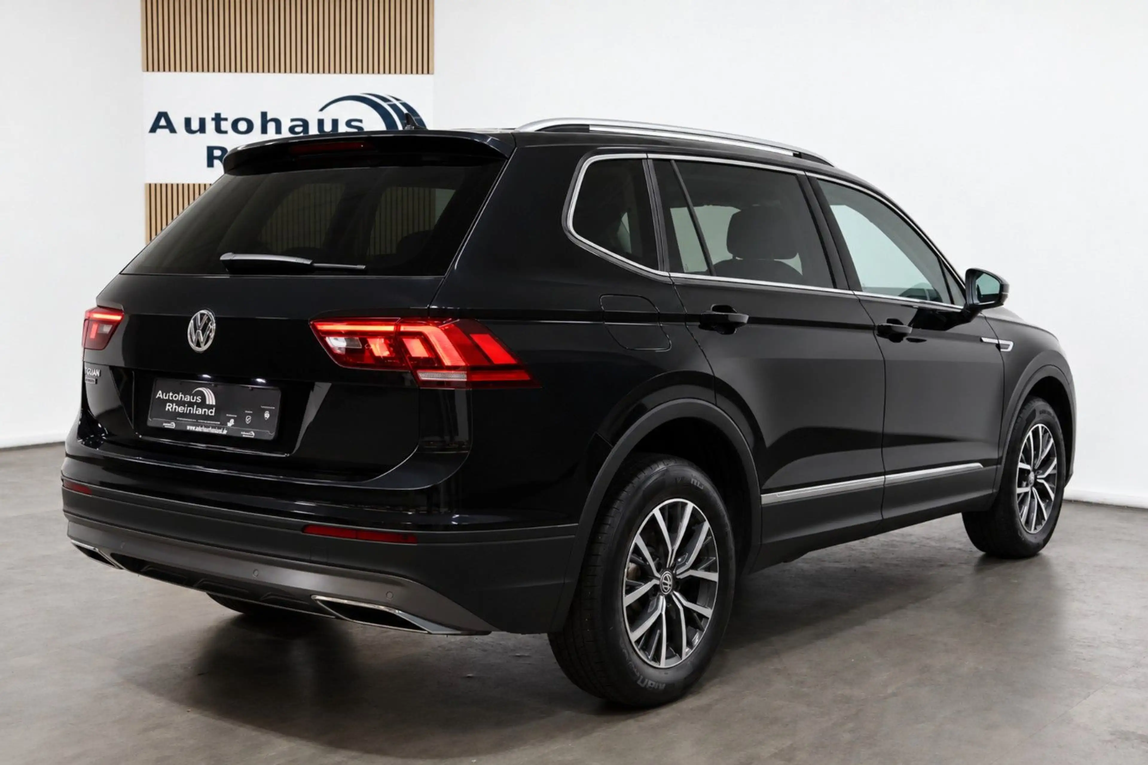 Volkswagen Tiguan Allspace *7-SITZER*AHK*APPLE-CAR*1.HAND — photo 4