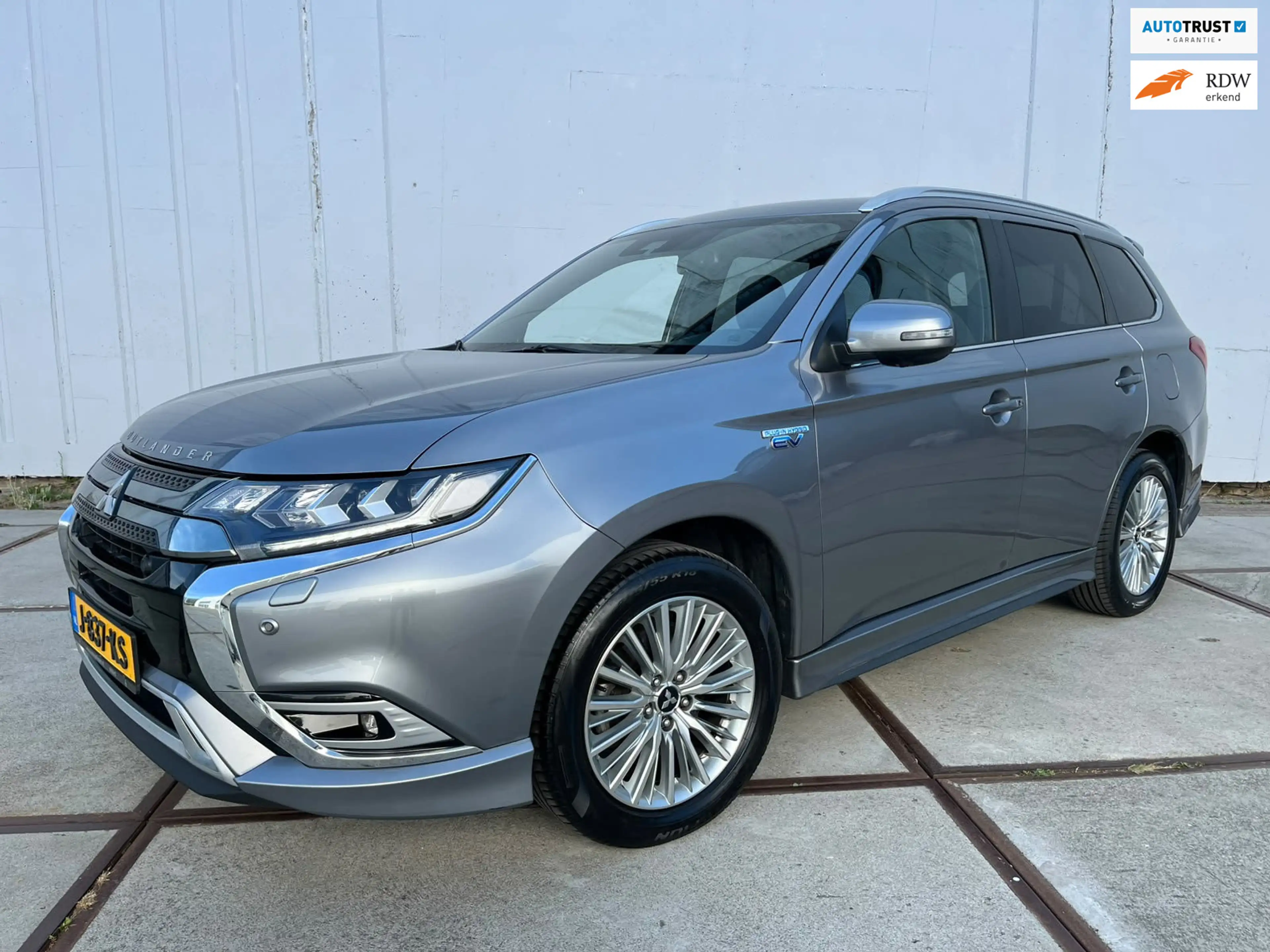 Mitsubishi Outlander 2.4 PHEV Instyle clima| trekhaak | leder | schuifd